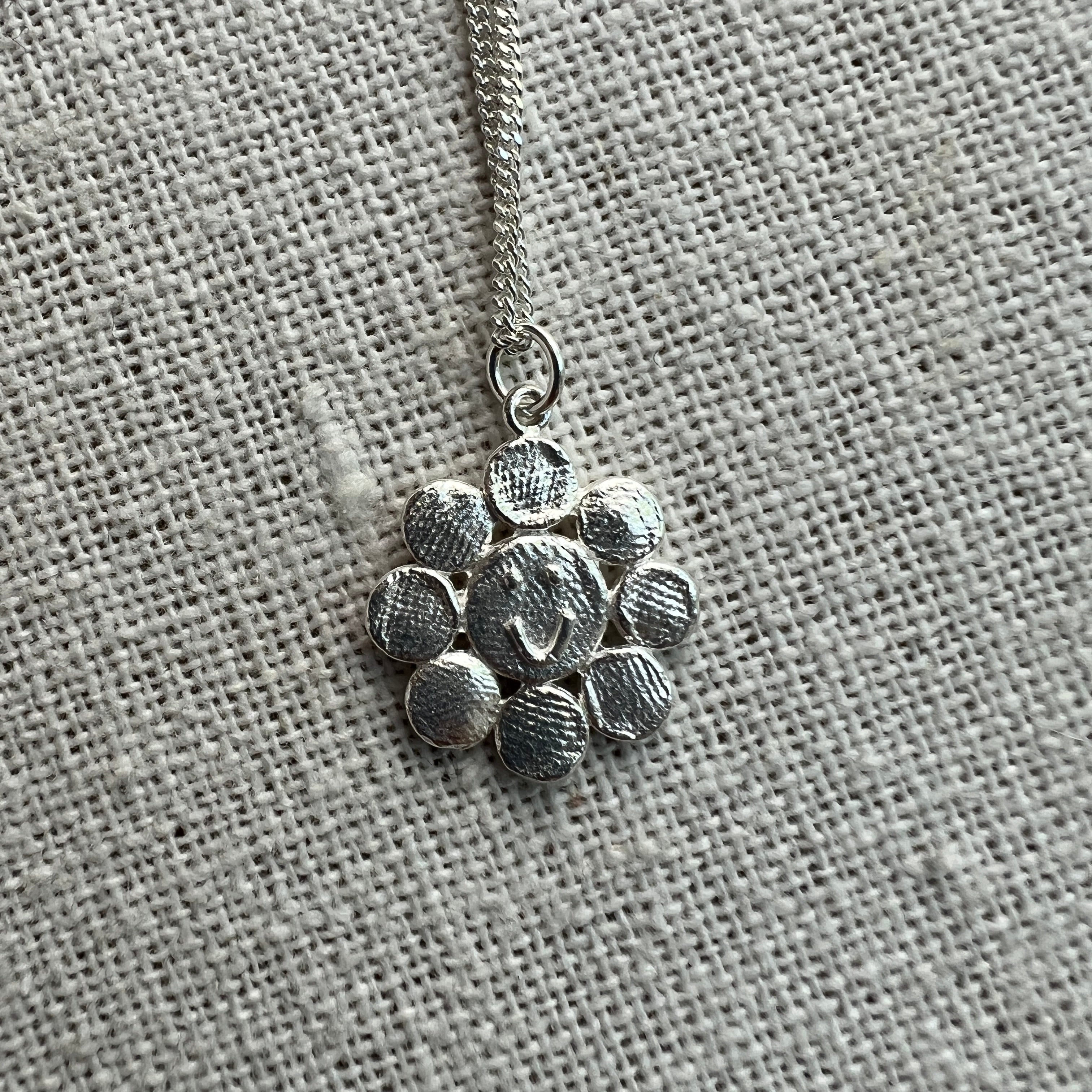 Elegant Silver Happy Flower Pendant Necklace 45cm - Perfect for Women's Daily Wear, Gift Giving & Special Occasions