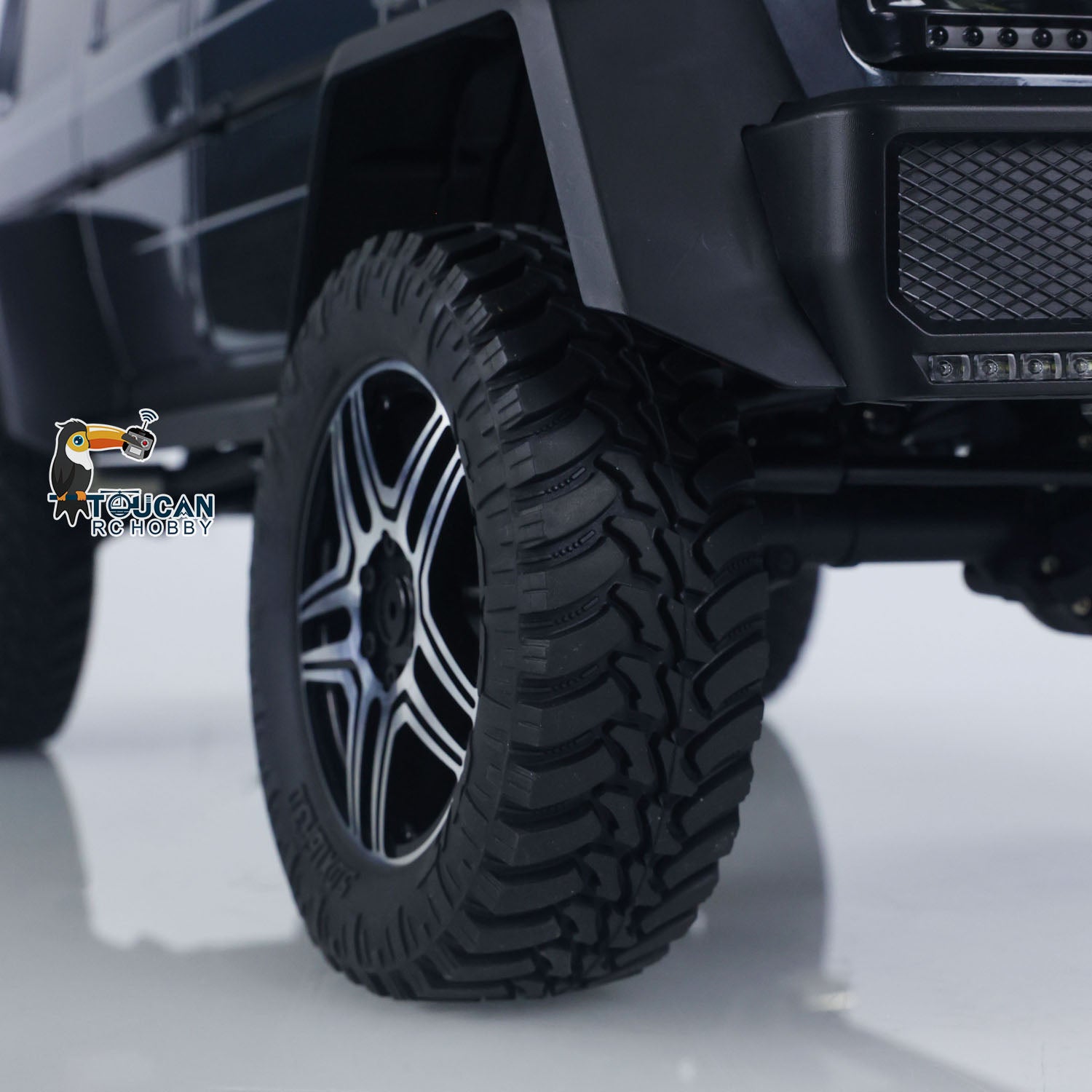 1/8 Scale TRACTION HOBBY RC Rock Crawler - KM5 Portal Axle Differential Lock 4WD Off-Road Truck with 2-Speed Gearbox & 775 Brushed Motor (PNP) - Perfect for Trail Crawling, Rock Racing and Outdoor Adventure