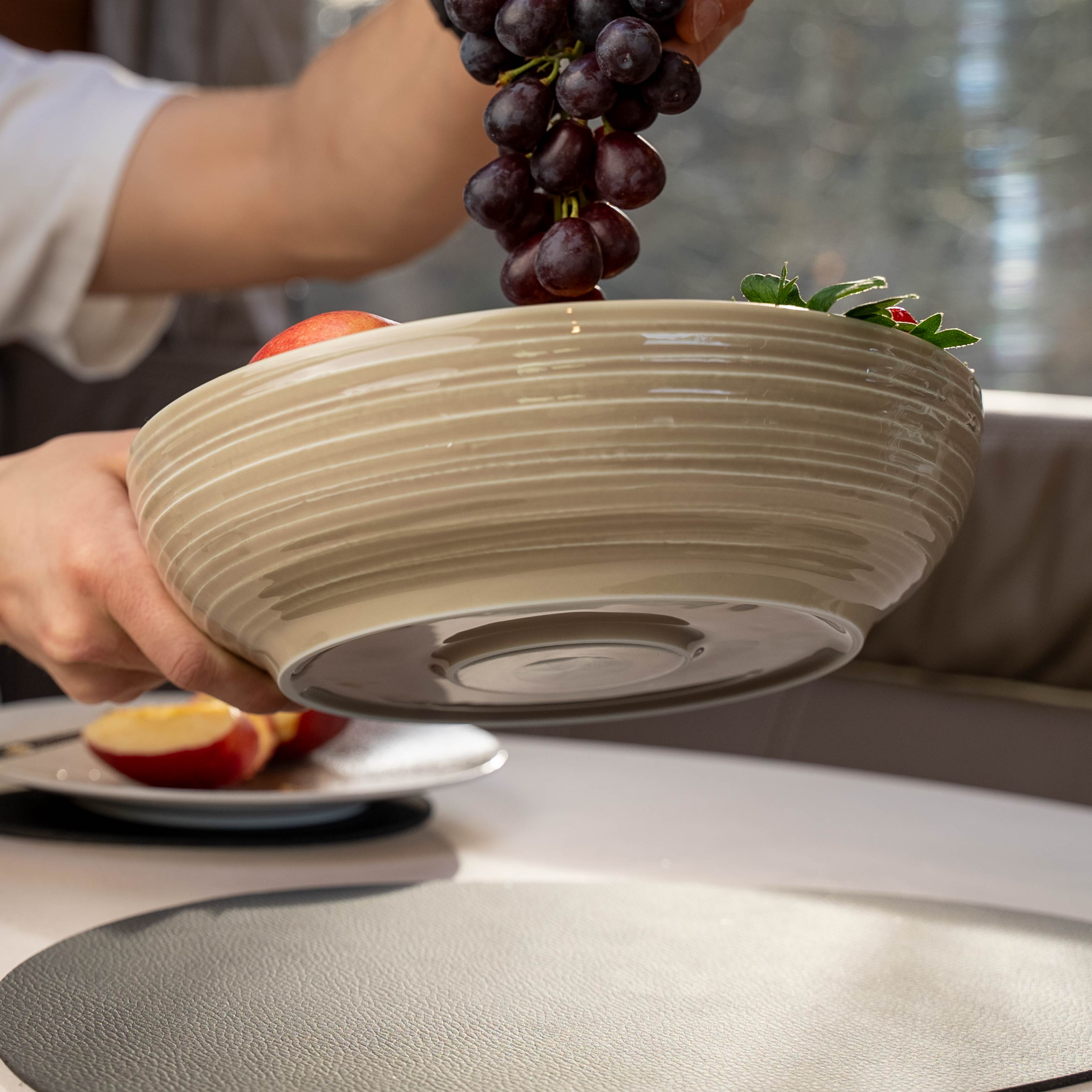 Premium Magnetic Porcelain Food Bowl - 25cm Ivory White - Ideal for Pet Feeding, Home Decor & Gift Giving