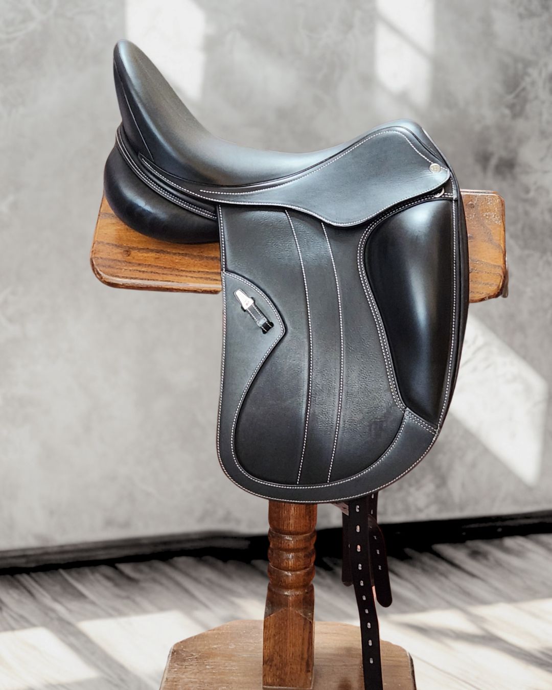 Equipe Kalifornia Custom Dressage Saddle - Size 17.5 Medium for English Riding & Horse Training | Premium Leather Equestrian Saddle for Dressage Competitions & Professional Riders