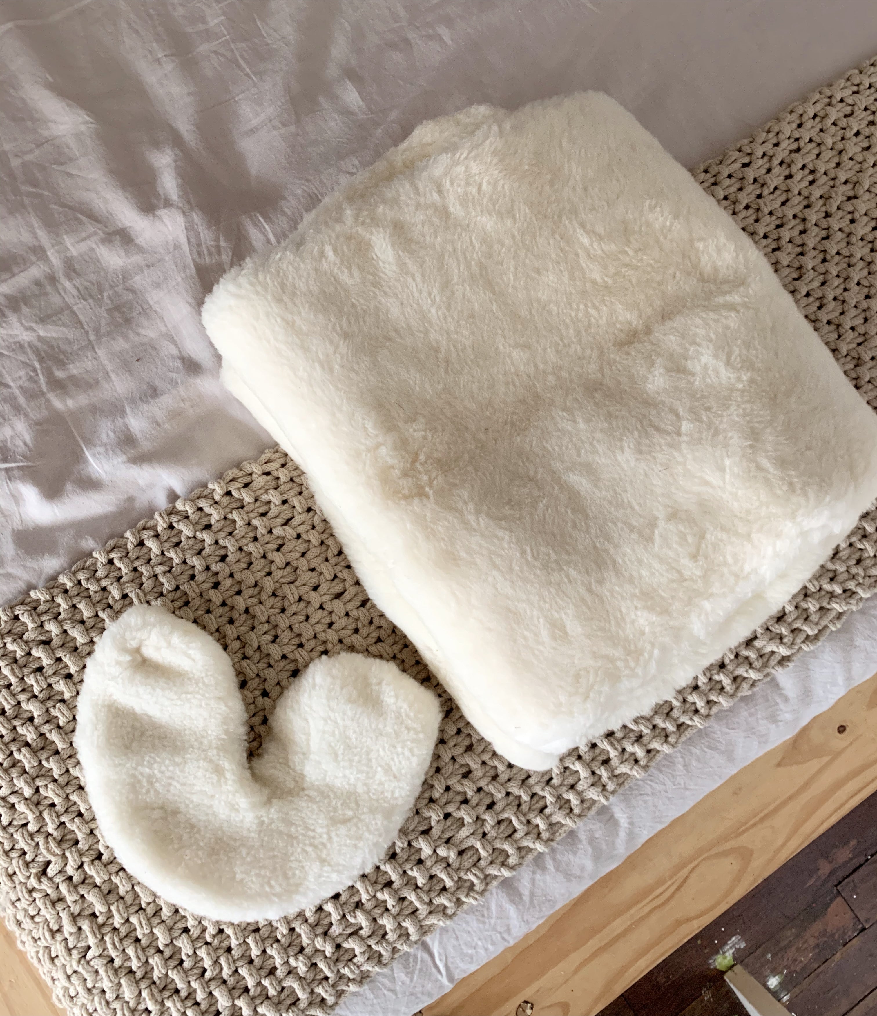 Sheep's Wool Massage Table Cover & Head Rest Pad - Soft & Hygienic for Spa, Physical Therapy, and Home Relaxation