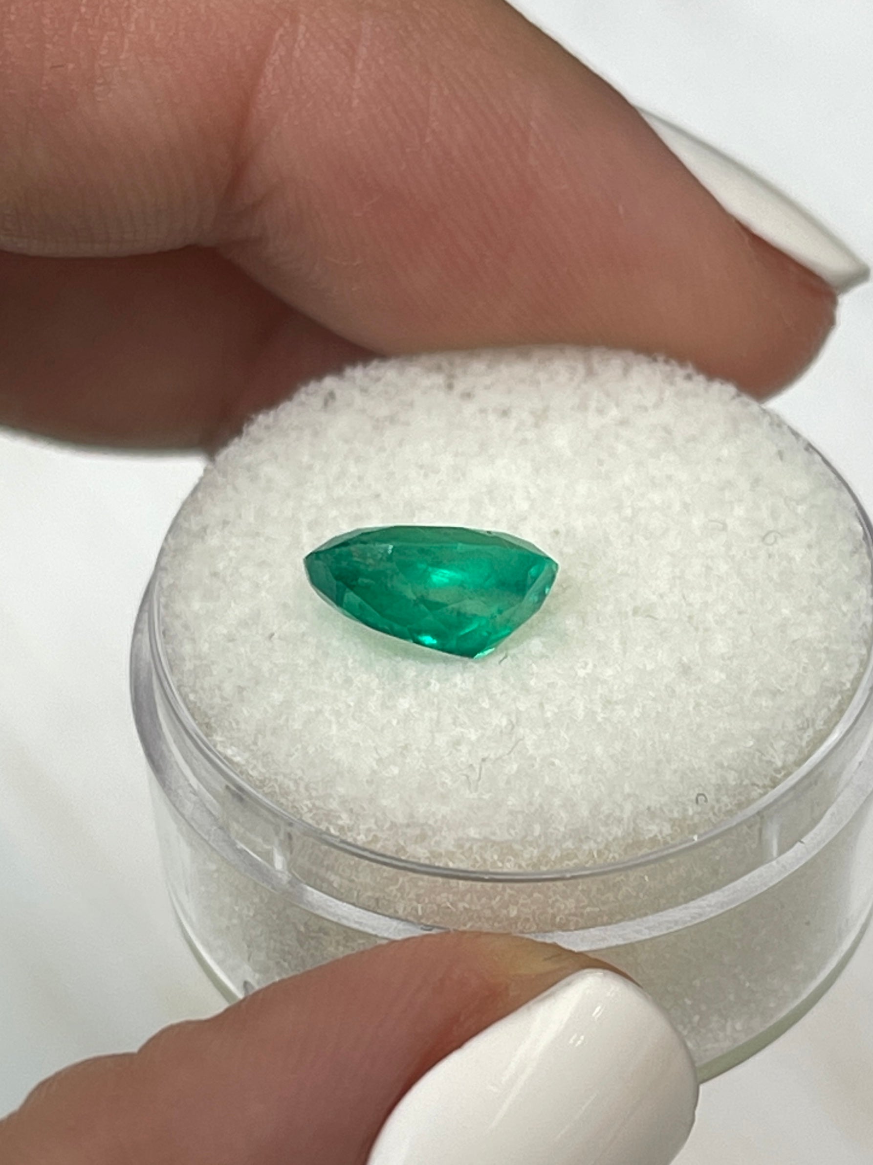 1.93 Carat Natural Colombian Emerald - 9.5x7.3mm Oval Cut Loose Green Gemstone for Jewelry Making & Engagement Rings