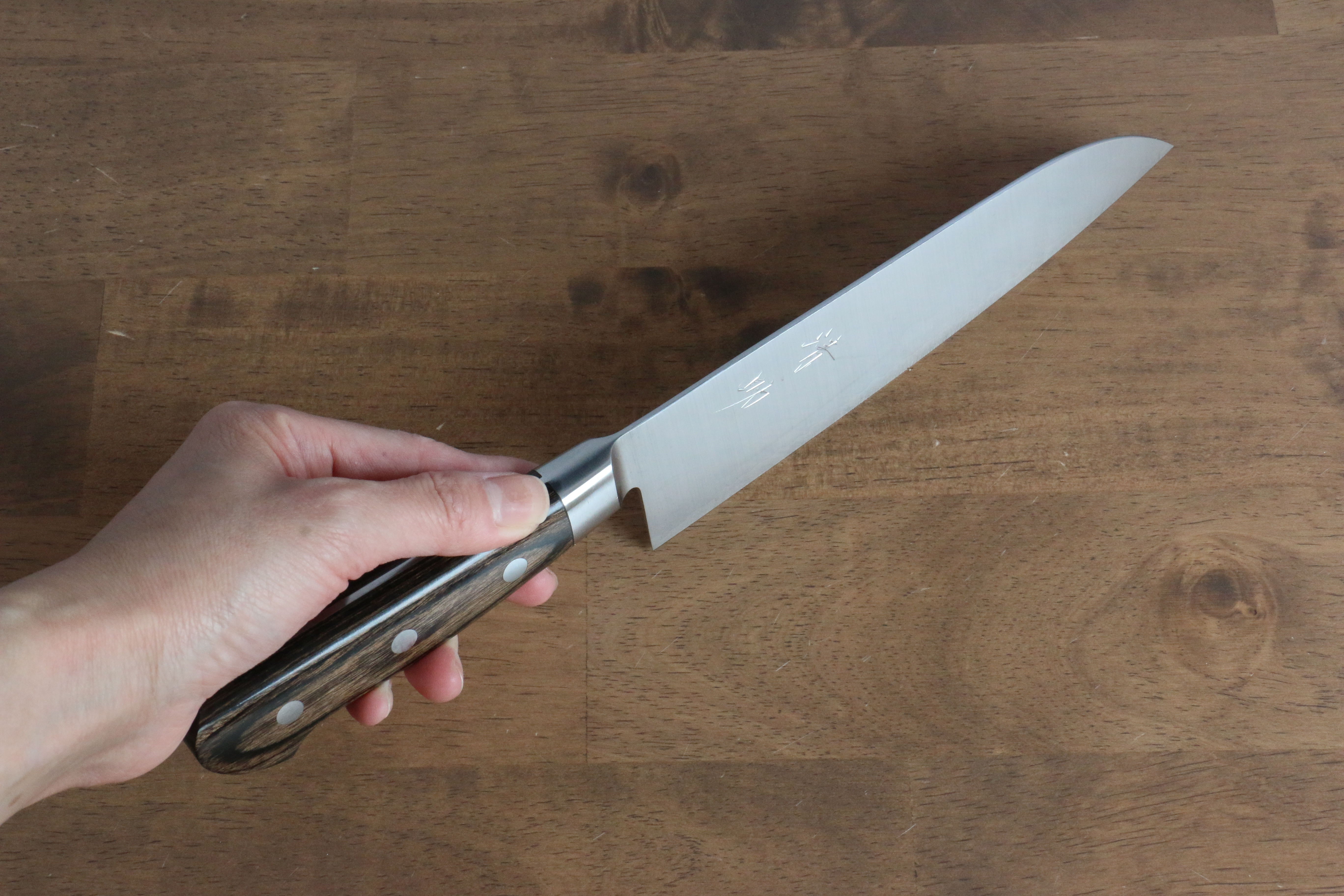 Premium Seisuke SG2 Santoku Knife 180mm with Brown Pakka Wood Handle - Japanese Kitchen Knife for Slicing, Dicing & Chopping Vegetables, Meat & Fish - Perfect for Home Chefs & Professional Kitchens
