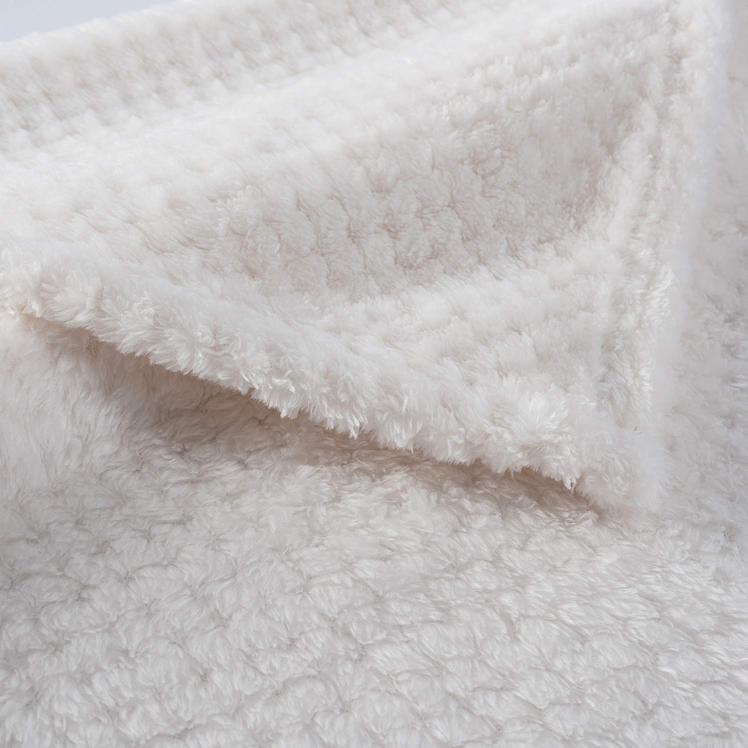 Warm Fleece Pet Blanket for Dogs & Cats - Soft Plush Throw for Bed, Couch & Travel