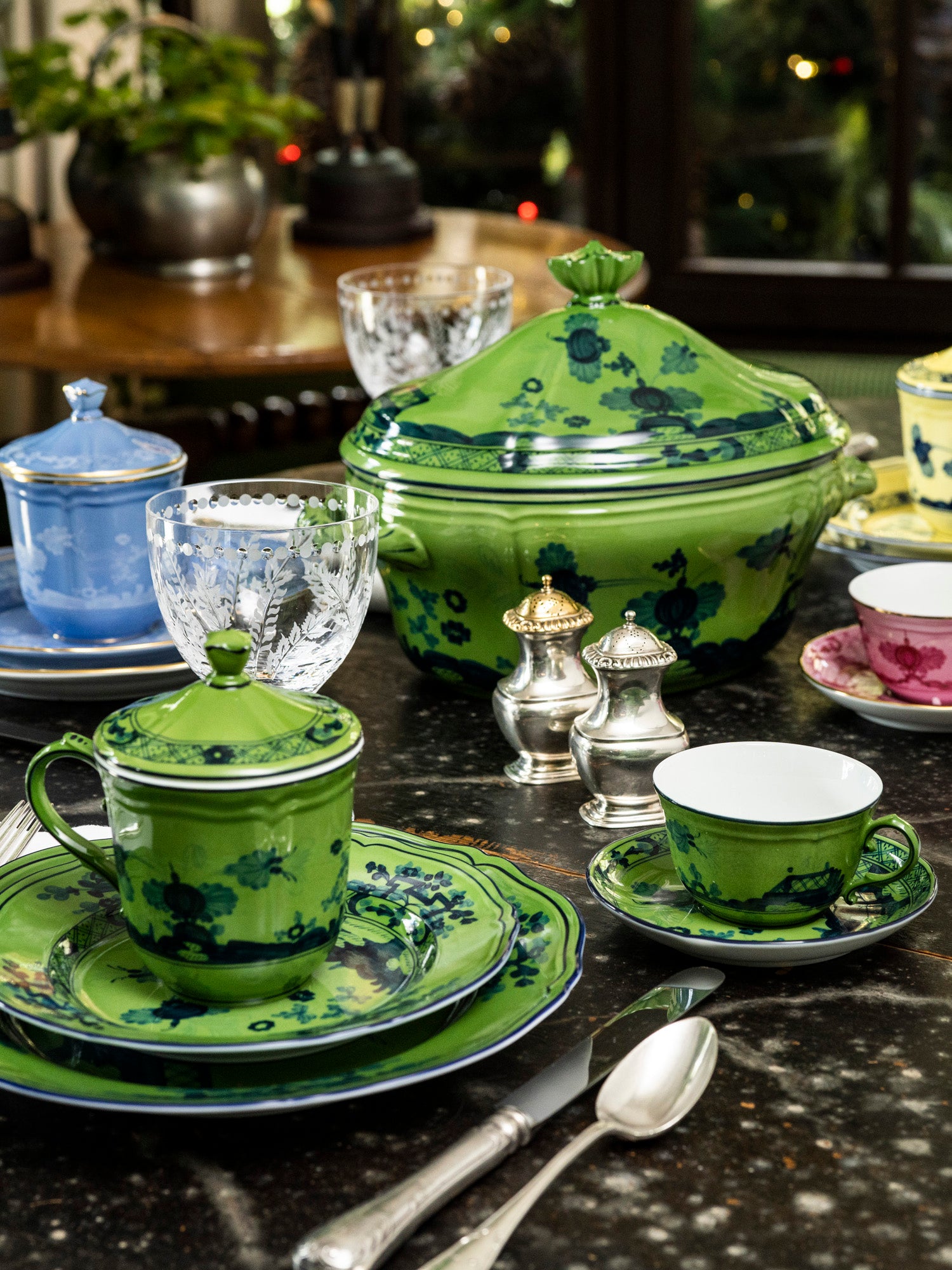 Oriente Italiano Ceramic Soup Tureen with Lid - Elegant Serving Bowl for Pasta, Stew & Soup - Perfect for Dinner Parties & Family Gatherings