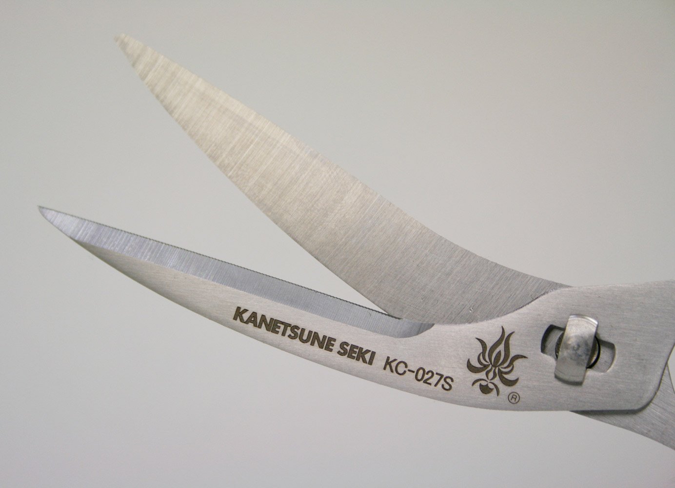 Premium Kanetsune KC-027S Kitchen Scissors - Heavy Duty Crab Shell Cutter, Poultry Shears & Multipurpose Food Scissors for Seafood, Nuts, Herbs - Ideal for Home Cooking, Restaurants & Outdoor BBQs