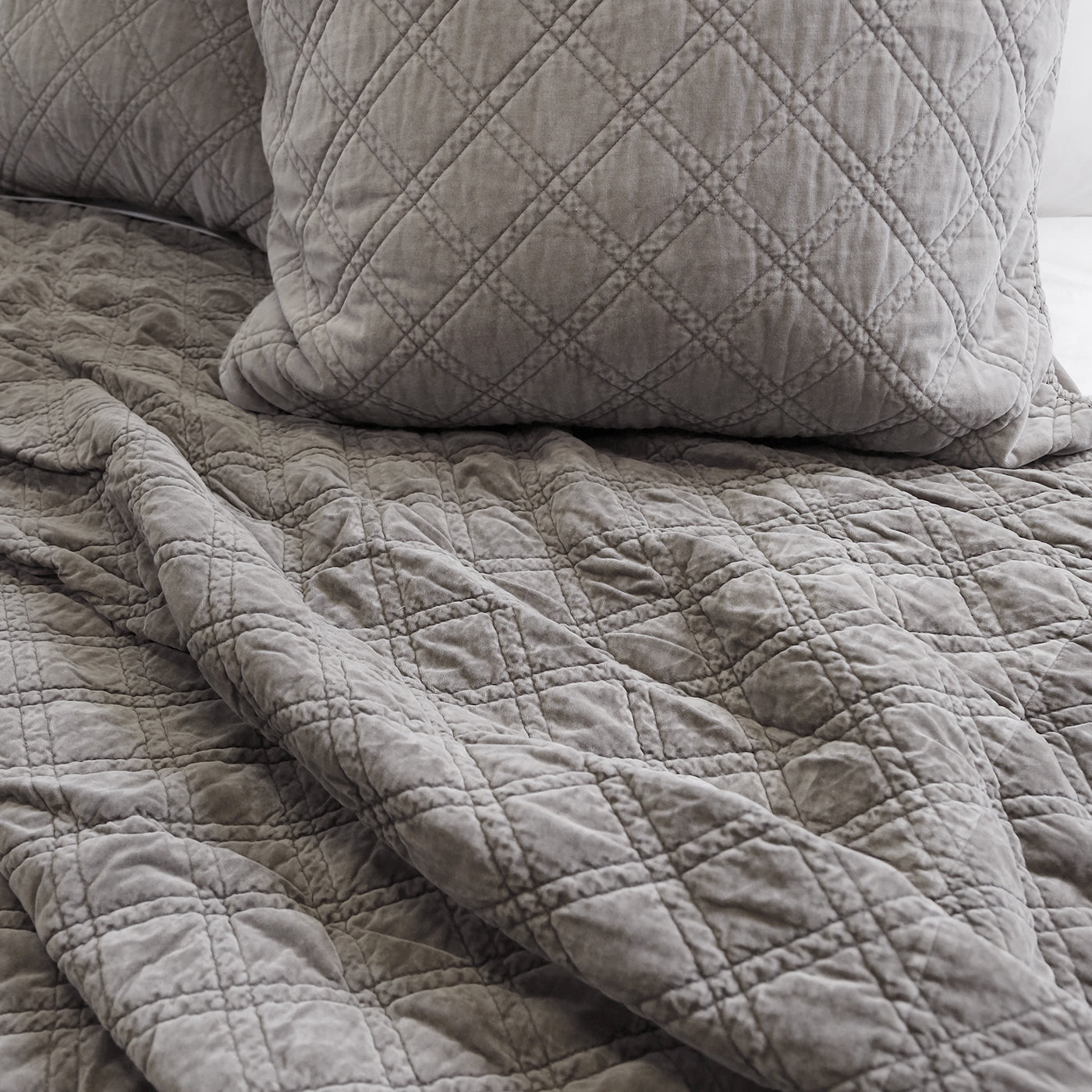Luxury Brussels Coverlet - Soft & Breathable Bedspread for All Seasons - Perfect for Master Bedroom, Guest Room & Hotel Decor