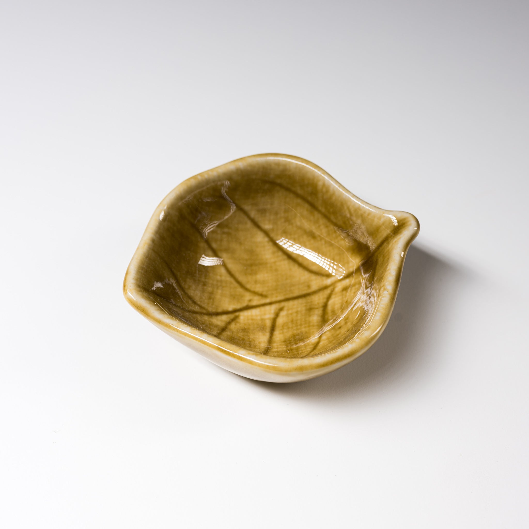 Handmade Mino Ware Japanese Side Dish Bowl - Leaf Design in 2 Colors | Authentic Minoyaki Small Bowl for Sushi, Soy Sauce & Condiments | Perfect for Home Dining & Japanese Cuisine