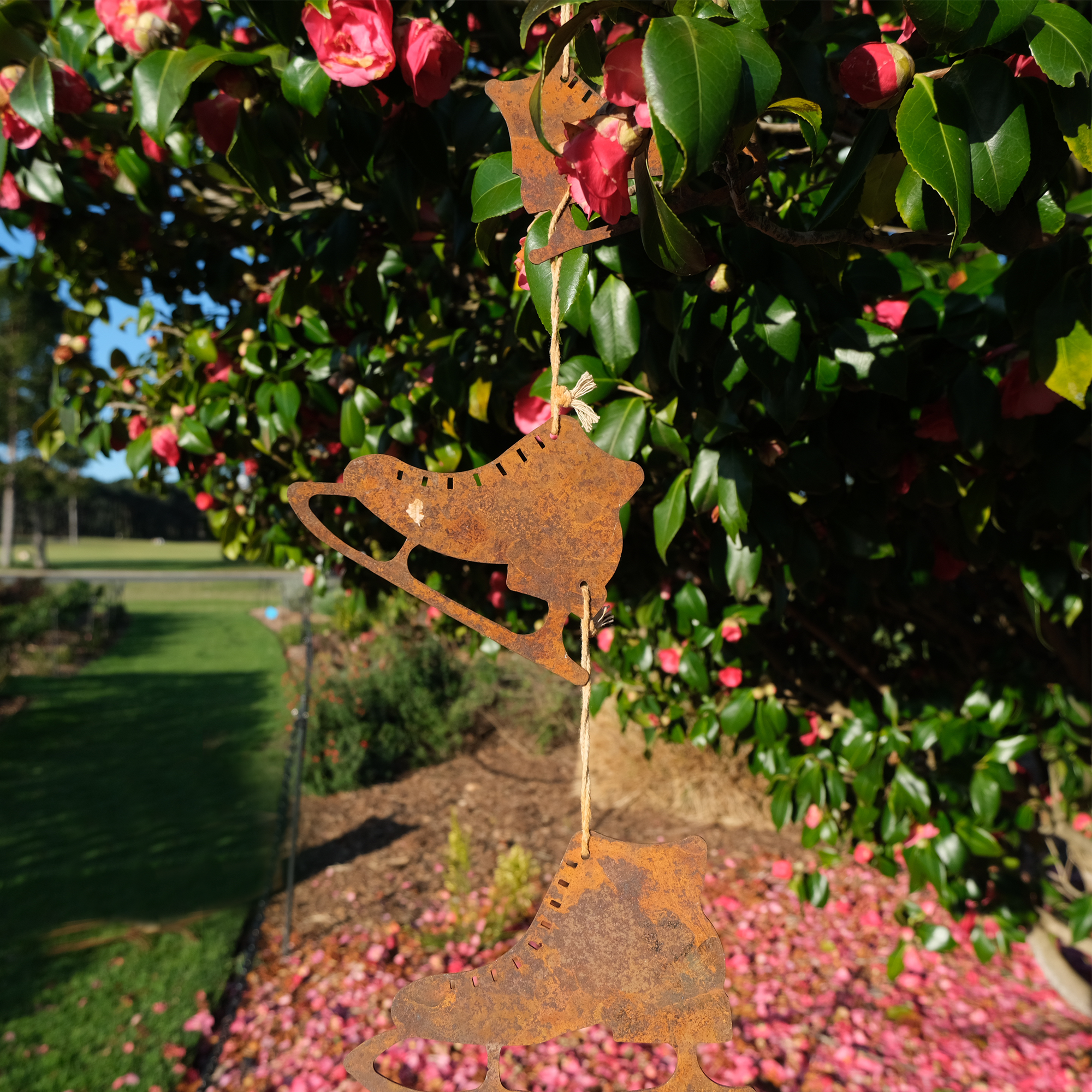 LU0202 Rusted Metal Pendant Boost - Vintage Garden Art Decor for Outdoor Patio, Yard, and Landscape Design