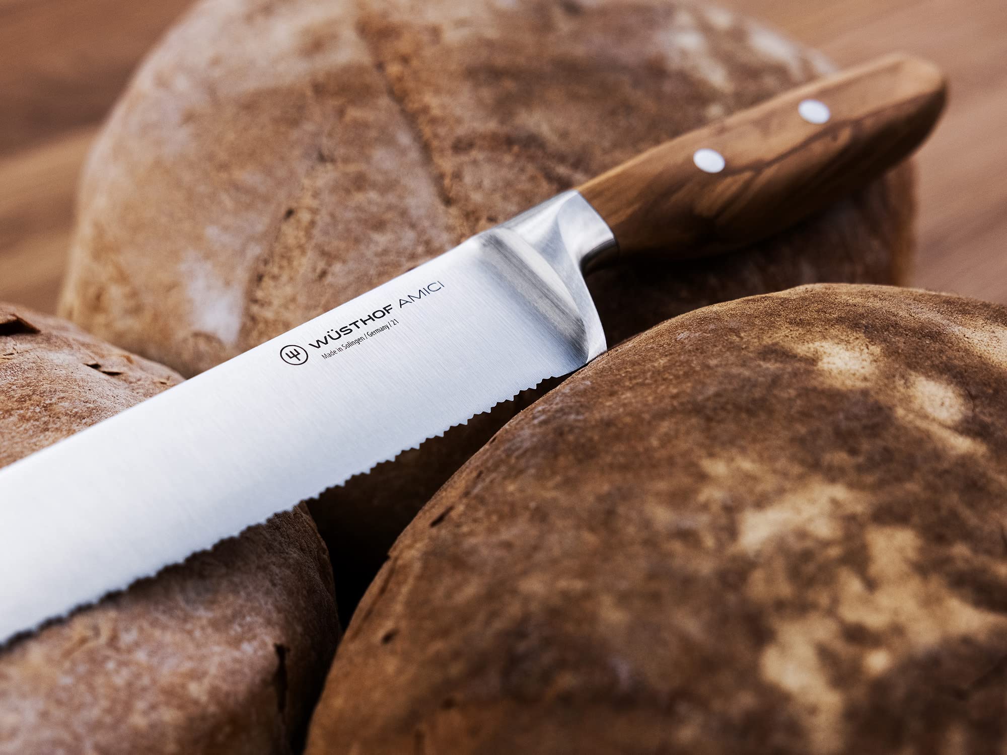 Wüsthof AMICI 9-Inch Double Serrated Bread Knife with Tan Handle - Perfect for Slicing Fresh Bread, Baguettes, and Pastries - Ideal for Home Kitchens and Professional Bakeries