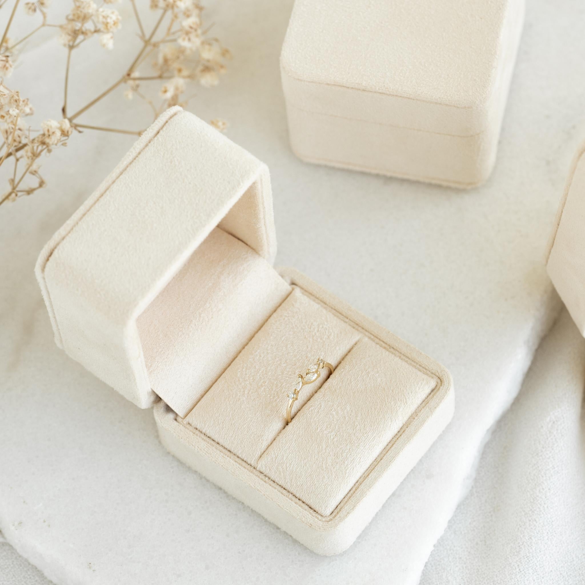 Velvet Ring Box - Elegant Jewelry Gift Box for Engagement, Wedding & Proposal Rings - Perfect for Proposal, Anniversary & Special Occasions