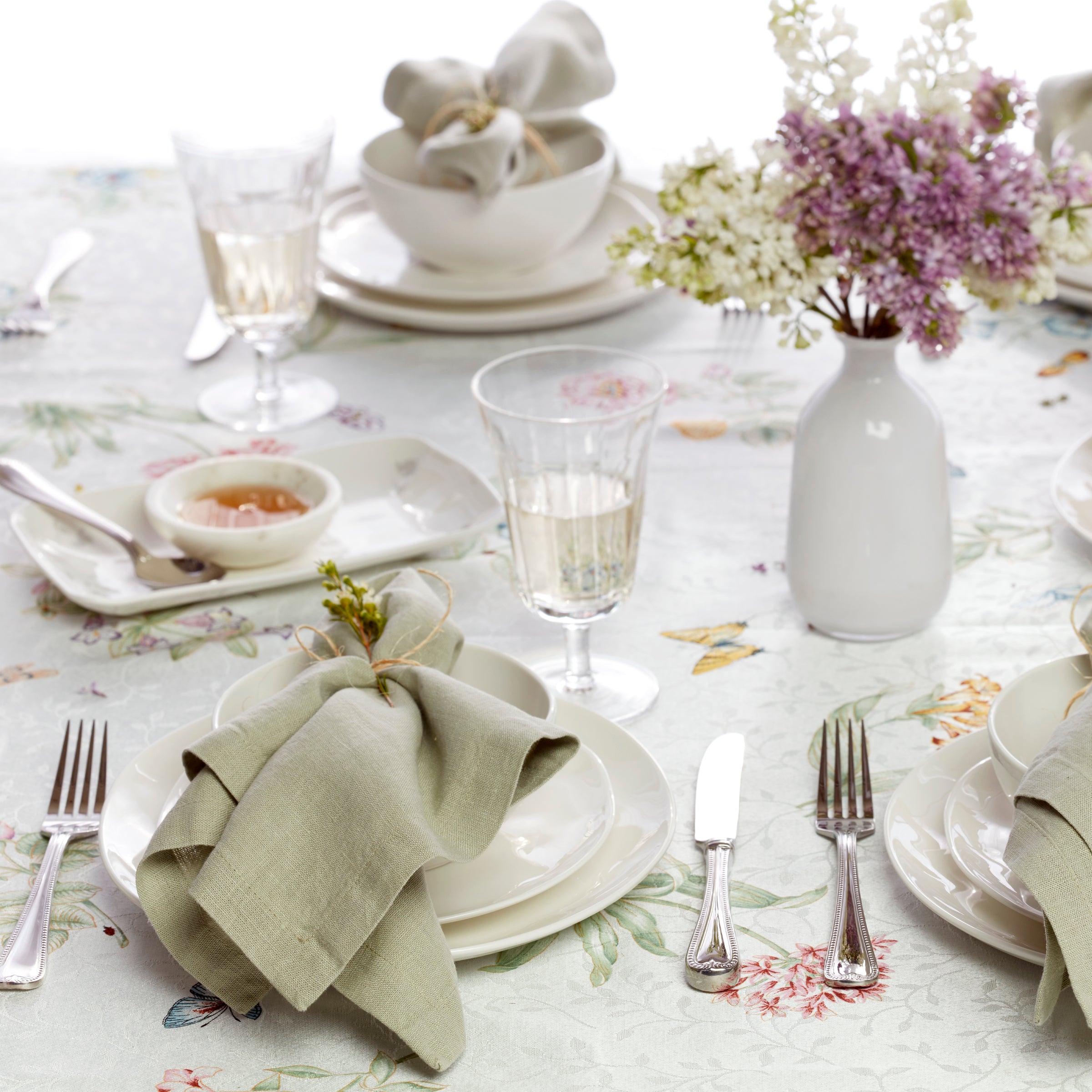 Bay Colors 12-Piece Dinnerware Set in Classic White - Elegant Dinner Plates, Salad Plates, Bowls & Mugs - Perfect for Family Dinners, Parties & Restaurant Use