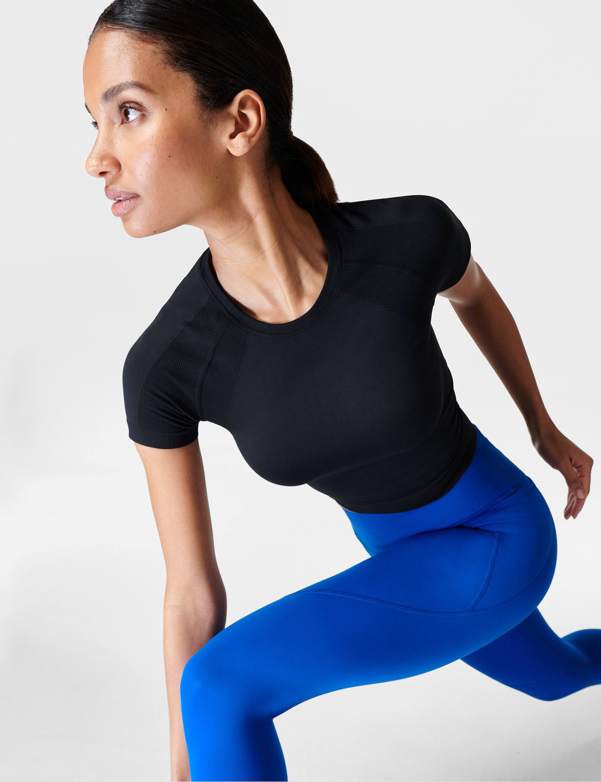 Seamless Gym Crop Top for Women - High Performance Workout Shirt - Black - Perfect for Yoga, Running & Fitness Training