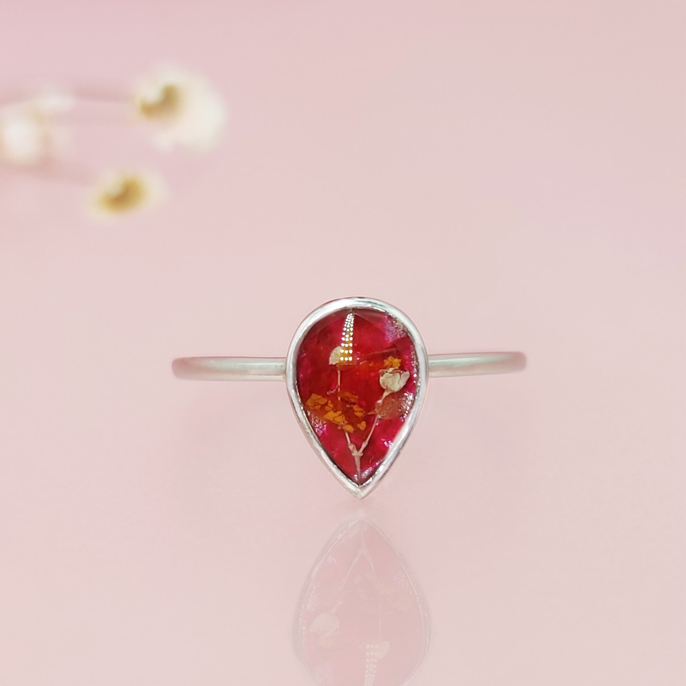 Solid Gold Teardrop Ring with Dried Wedding or Funeral Flowers - Elegant Memorial Jewelry for Remembrance and Special Occasions