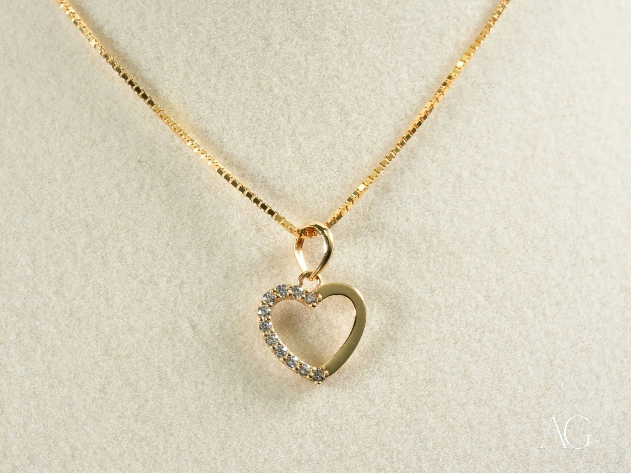 Golden Love Heart Pendant Necklace - 18K Gold Plated Romantic Jewelry Gift for Women - Perfect for Valentine's Day, Anniversary & Special Occasions