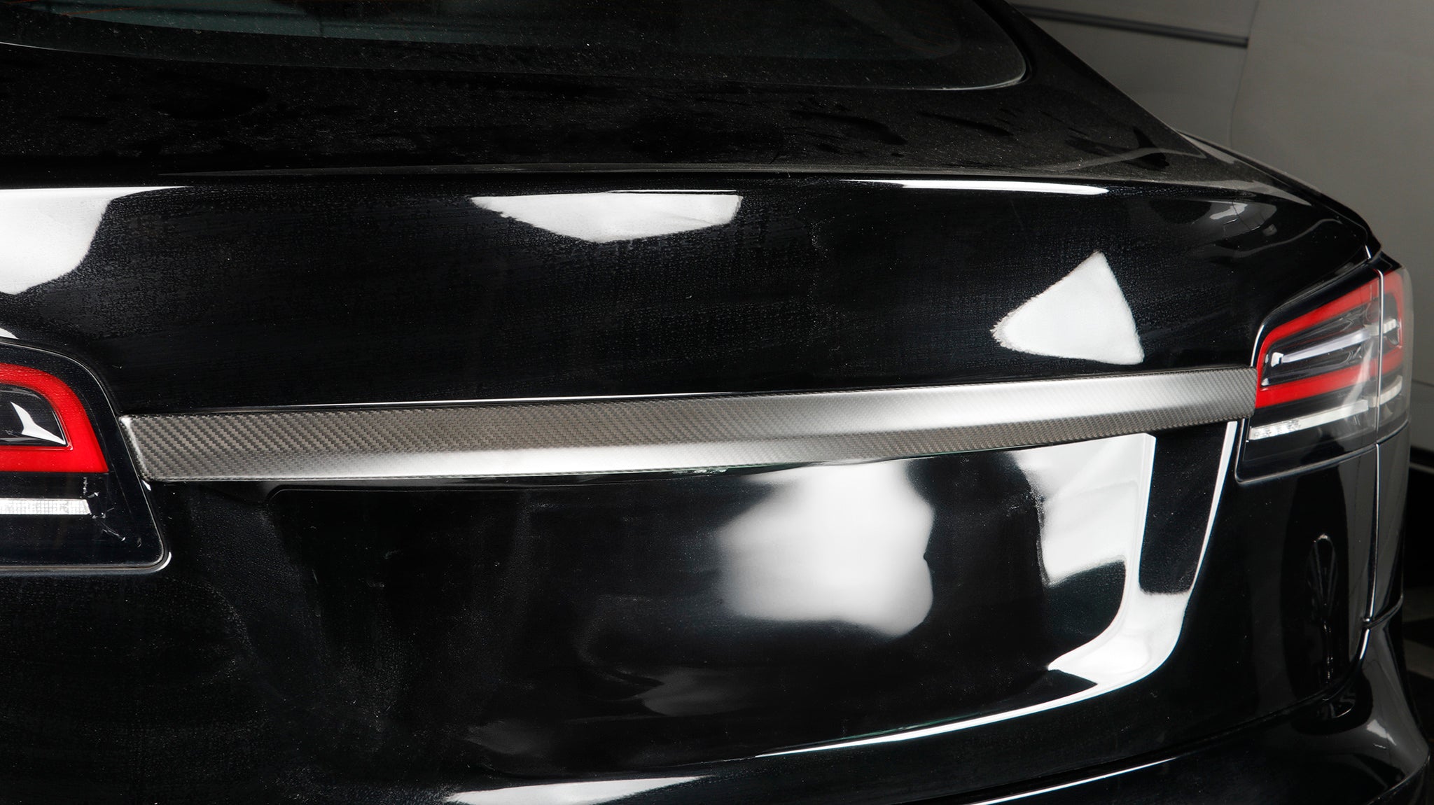 Premium Real Carbon Fiber Tailgate Trim Cover for Tesla Model S 2021-2025 | Durable & Stylish Exterior Upgrade | Perfect for Car Enthusiasts & Customization