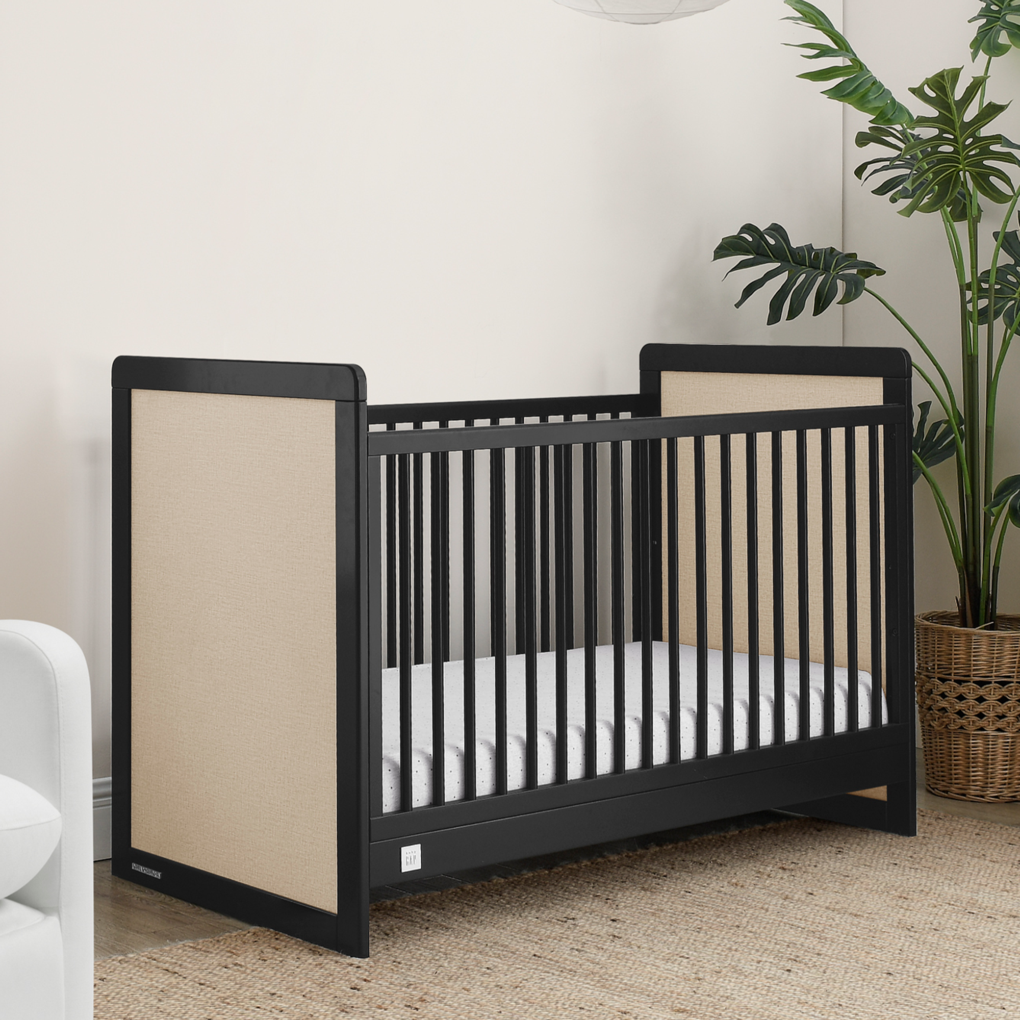 BabyGap Liam 4-in-1 Convertible Crib - Nursery Essential for Newborn to Toddler - Perfect for Bedrooms, Daycares & Guest Rooms