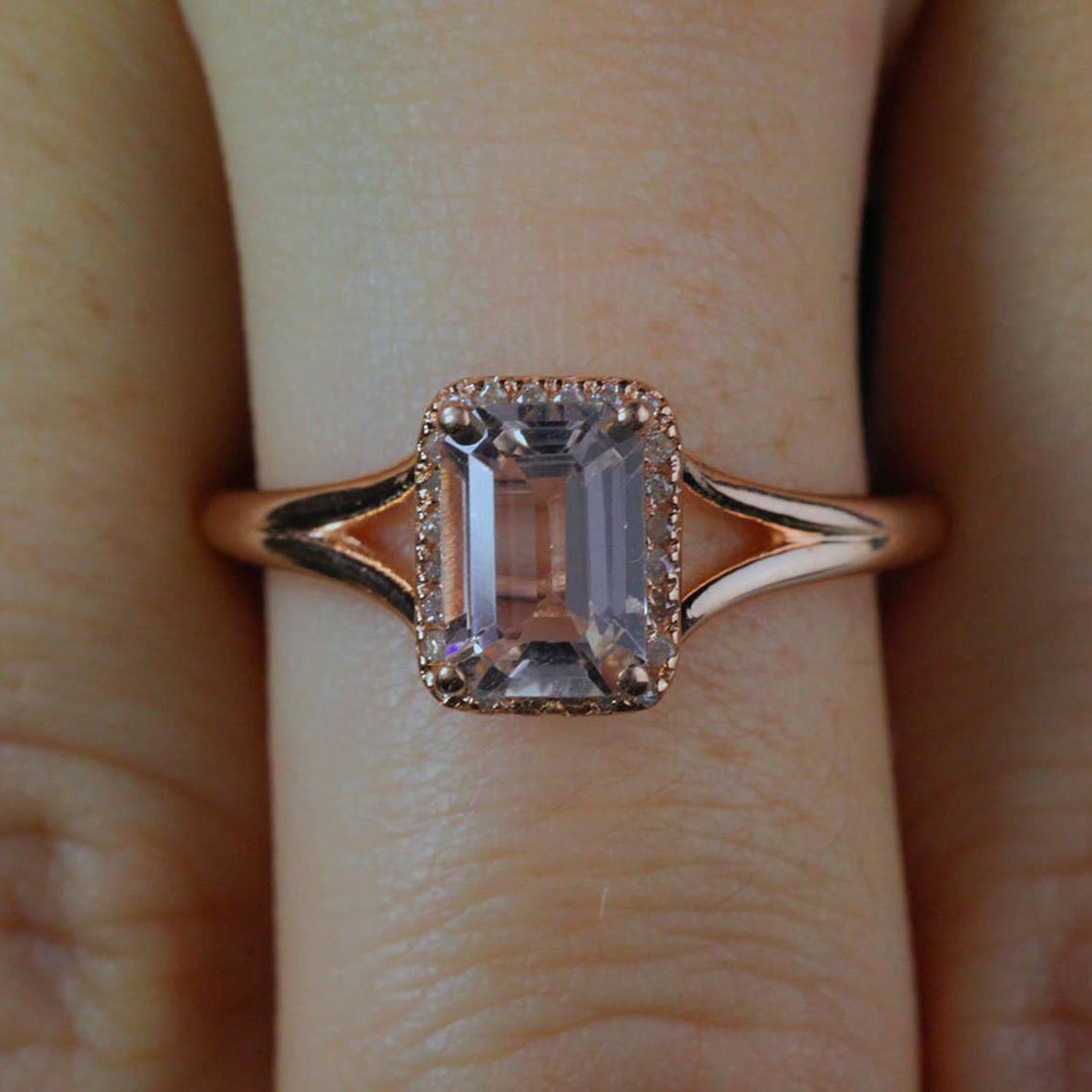 1.25 Carat Peach Pink Morganite & Moissanite Diamond Split Shank Halo Engagement Ring - 18k Gold Plated - Perfect for Wedding, Proposal & Anniversary Gifts