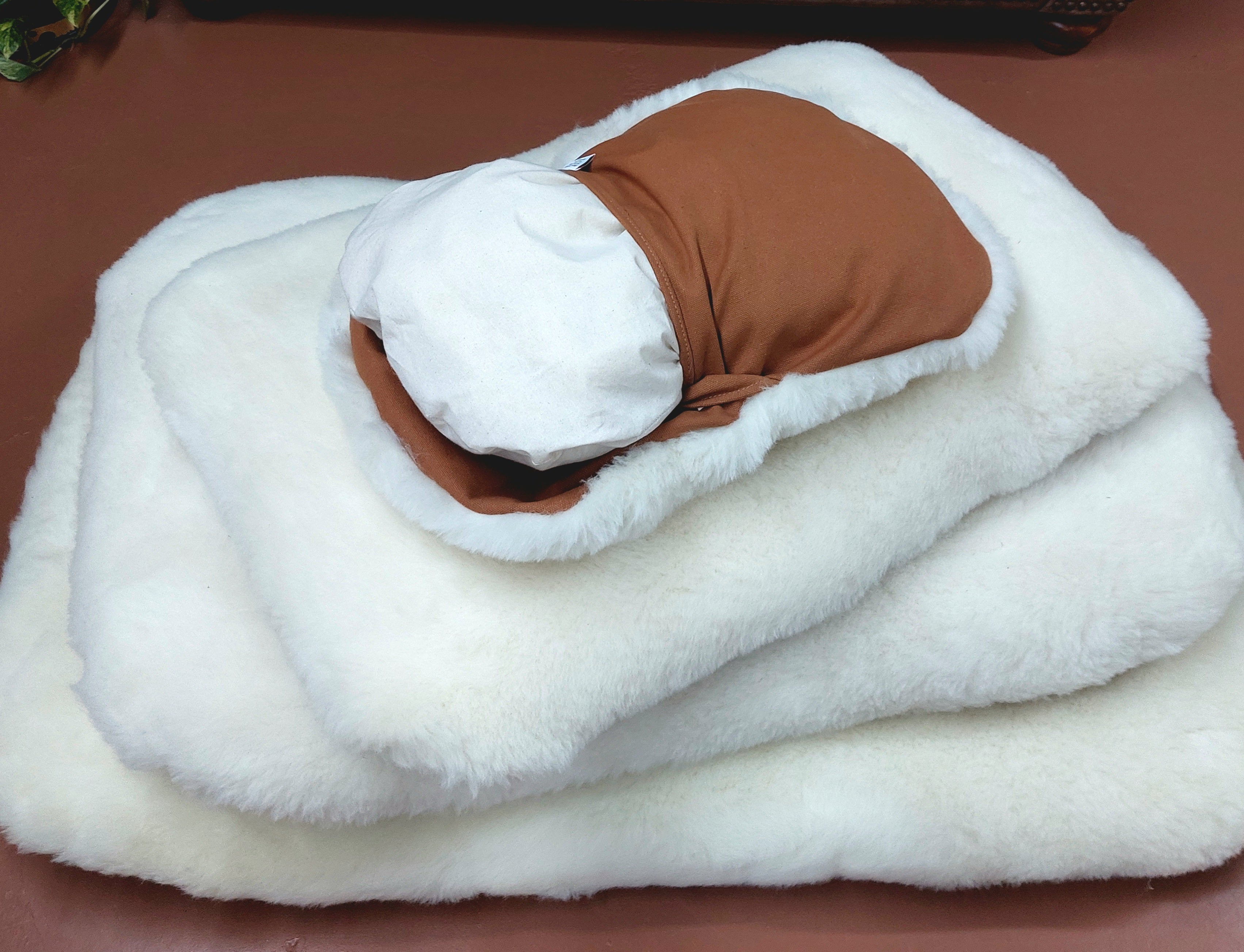 Premium Sheep Wool Pet Beds for Dogs & Cats - Soft & Hypoallergenic - Cozy Orthopedic Support for Indoor/Outdoor Use - Perfect for Beds, Couches & Travel