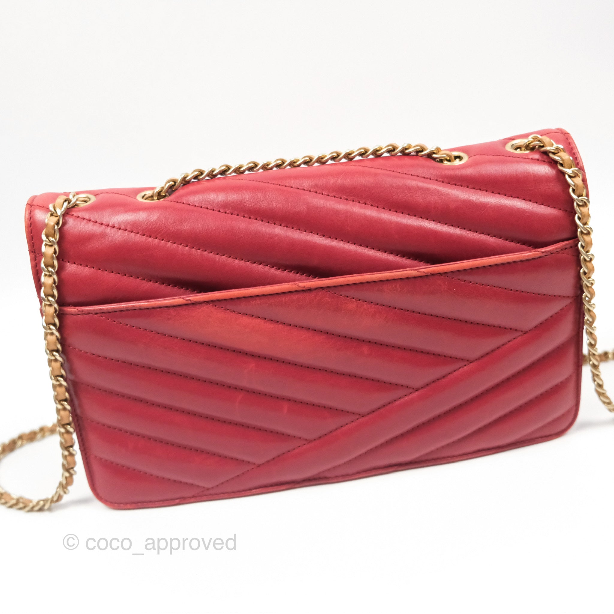 Chanel Chevron Shoulder Bag in Red Calfskin Leather with Aged Gold Hardware - Luxury Crossbody Purse for Women, Perfect for Parties, Date Nights & Special Occasions