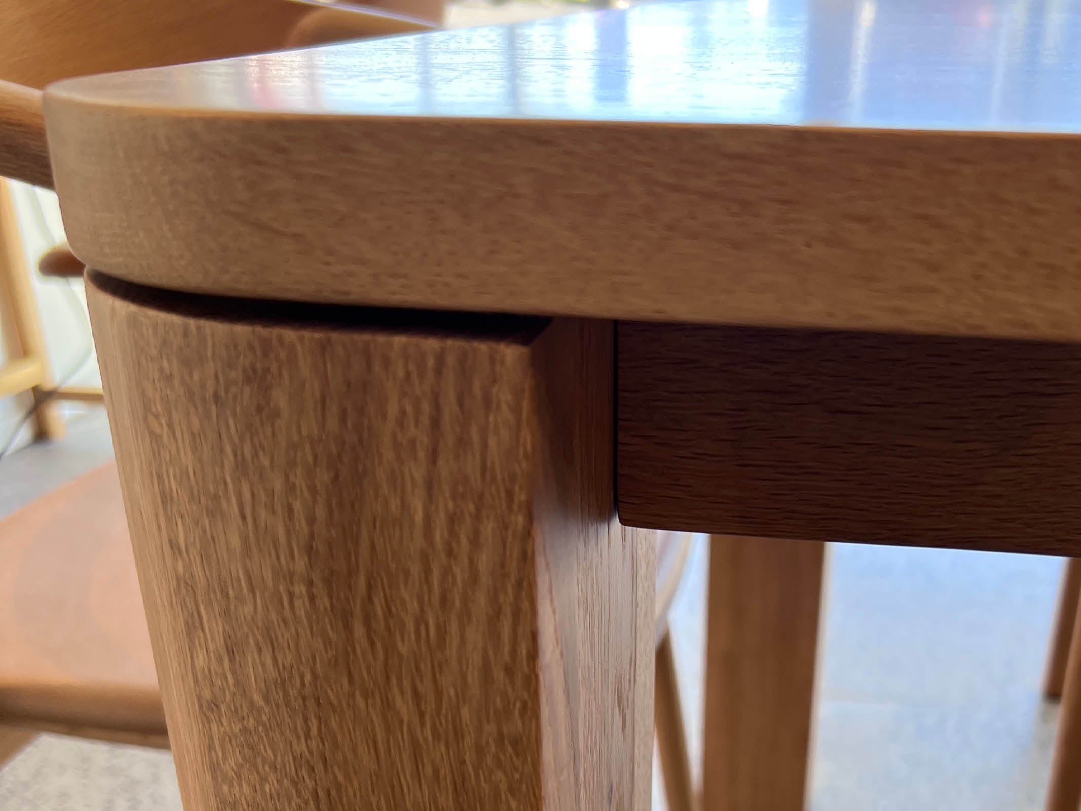 Modern Oli Dining Table - Solid Wood Kitchen Table for 6 - Perfect for Family Dinners & Entertaining Guests