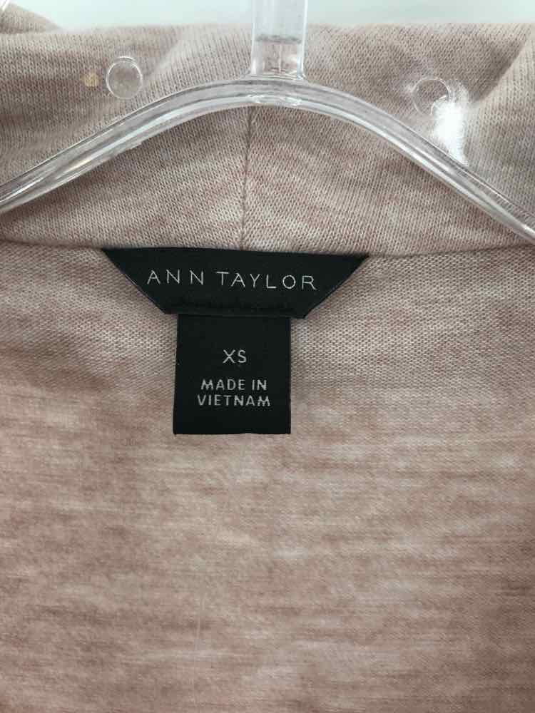 Pre-Owned Ann Taylor Pink Long Sleeve Blouse Size XS - Perfect for Office Wear, Business Casual & Special Occasions