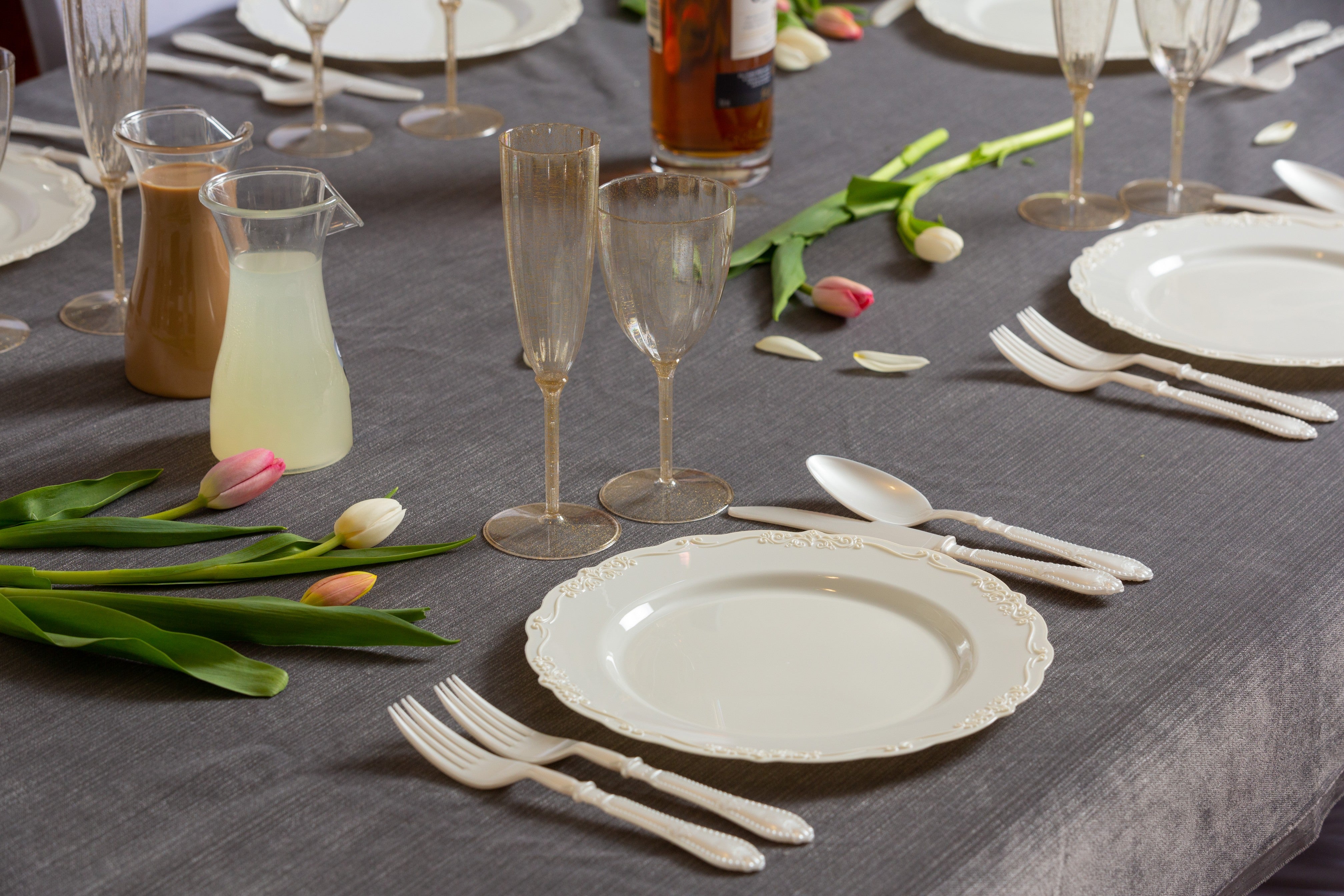 60-Piece Cream Round Plastic Dinnerware Set - Elegant Vintage Style for Parties, Picnics & Outdoor Dining - Durable & Stylish Tableware Collection