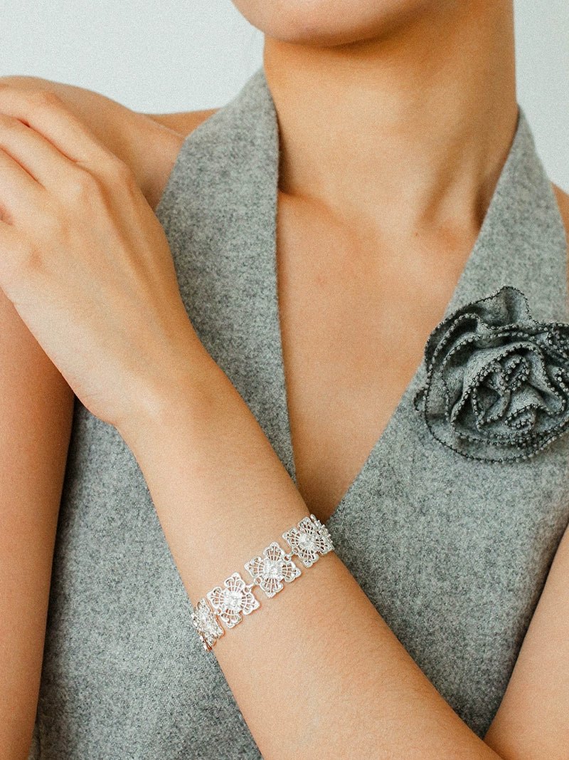 Stylish Niche Design Lace Four Leaf Clover Hollow Bracelet - Perfect for Women's Fashion, Gift Giving & Special Occasions