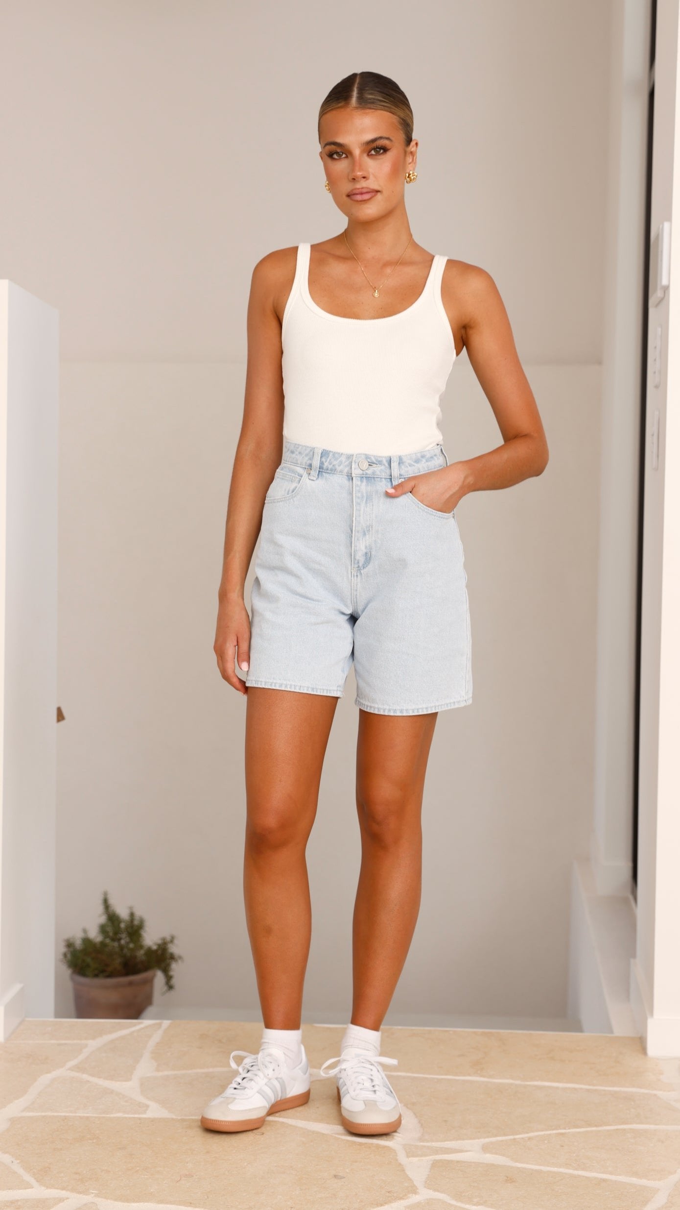 Abrand Carrie Short Kate - Stylish Women's Denim Shorts for Summer | Perfect for Casual Outings, Beach Trips & Streetwear Fashion