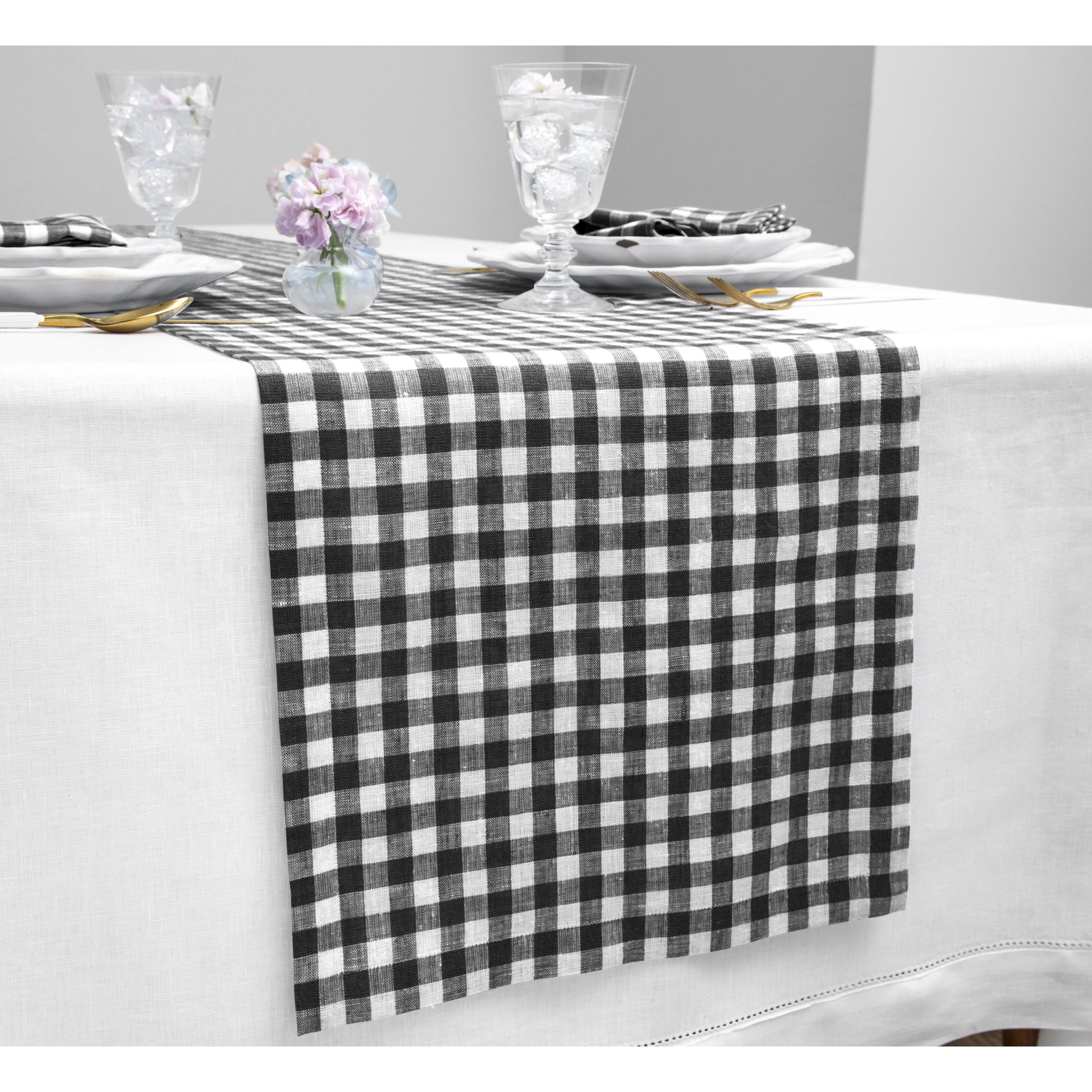 Stylish Gingham Table Runner for Dining & Kitchen Decor - Perfect for Farmhouse, Rustic, and Country Style Tables