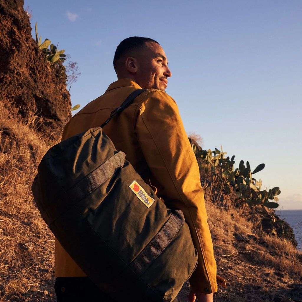 Fjallraven Vardag 30L Duffel Bag - Waterproof Travel Duffel for Men & Women, Weekender Overnight Bag with Shoulder Strap - Perfect for Gym, Camping, Hiking & Weekend Trips (Deep Forest Green)