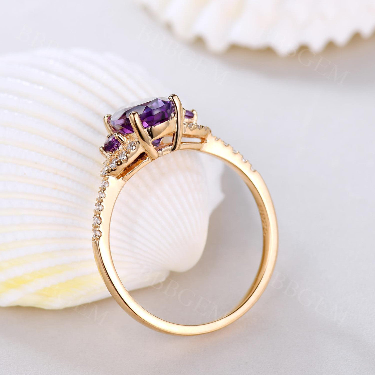 Vintage 6x8mm Oval Cut Amethyst Diamond Engagement Ring in 14K Yellow Gold - Perfect for Proposals, Anniversaries & Romantic Gifts
