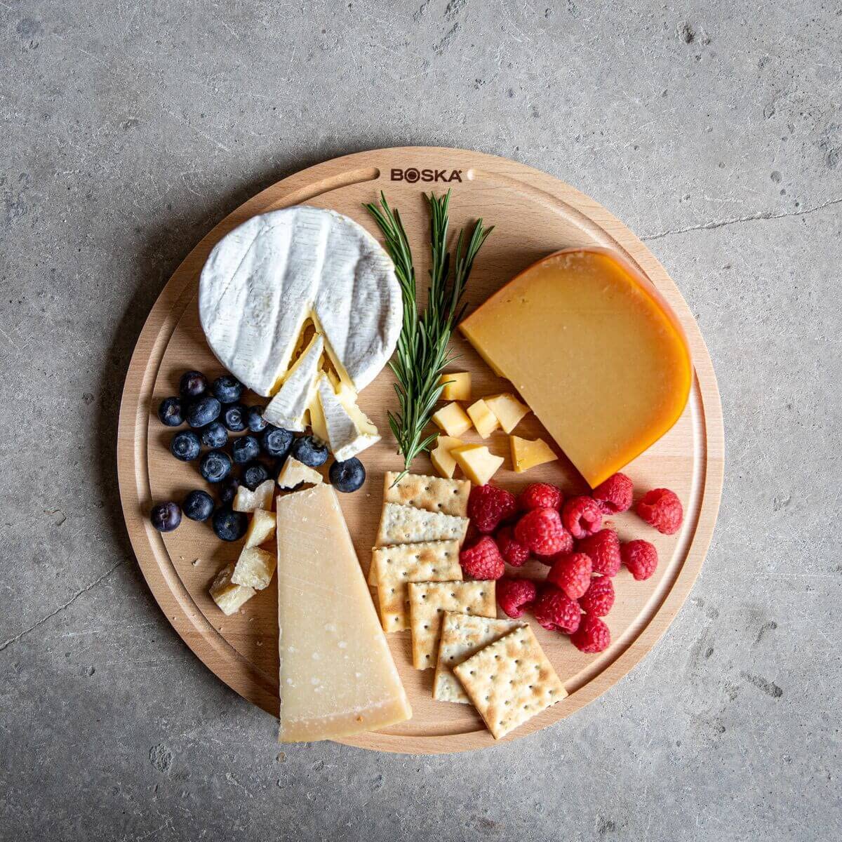 Boska Wooden Pizza Serving Board - Amigo Beechwood Serving Tray for Pizza, Cheese, Tapas & Charcuterie - Multipurpose Cutting Board for Entertaining - Dishwasher Safe - Perfect for Parties, Picnics & Family Gatherings