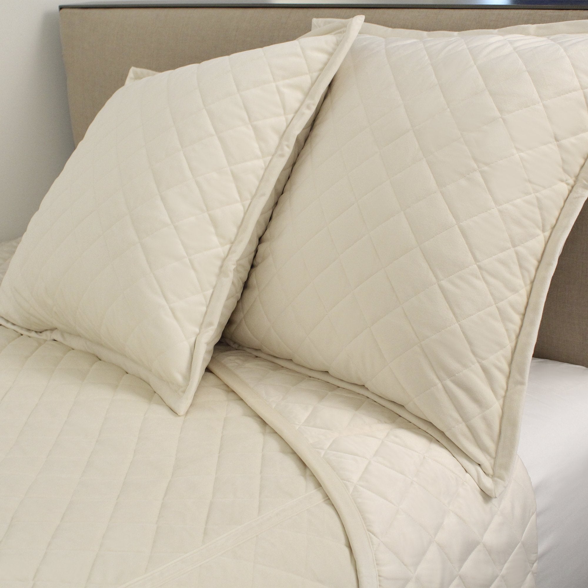 Luxury Velvet Coverlet Set - Ivory King/Queen Size - Soft & Breathable Bedding for Cozy Nights - Perfect for Master Bedroom & Guest Room Decor