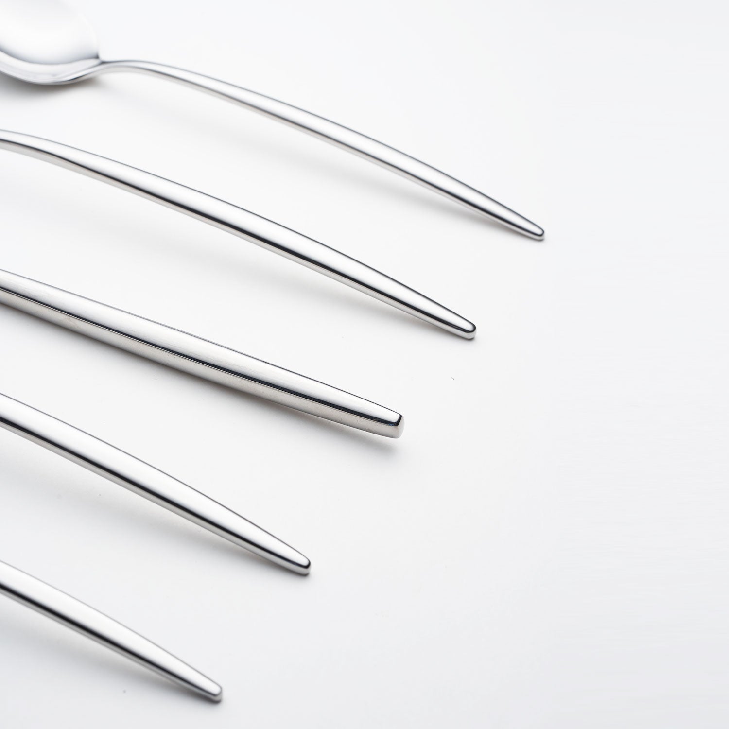 20-Piece Flatware Set - Stainless Steel Silverware Cutlery Set for Dining, Kitchen, and Entertaining - Includes Forks, Knives, Spoons - Perfect for Dinner Parties, Restaurants, and Home Use