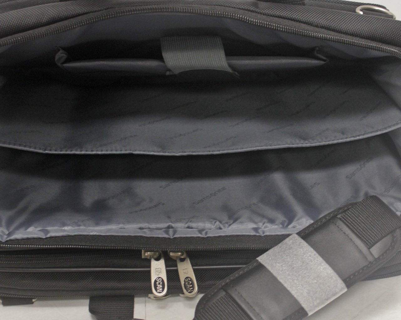 Samsonite Black 17.3 Inch Laptop Case - Durable & Lightweight for Business Travel & Daily Commute