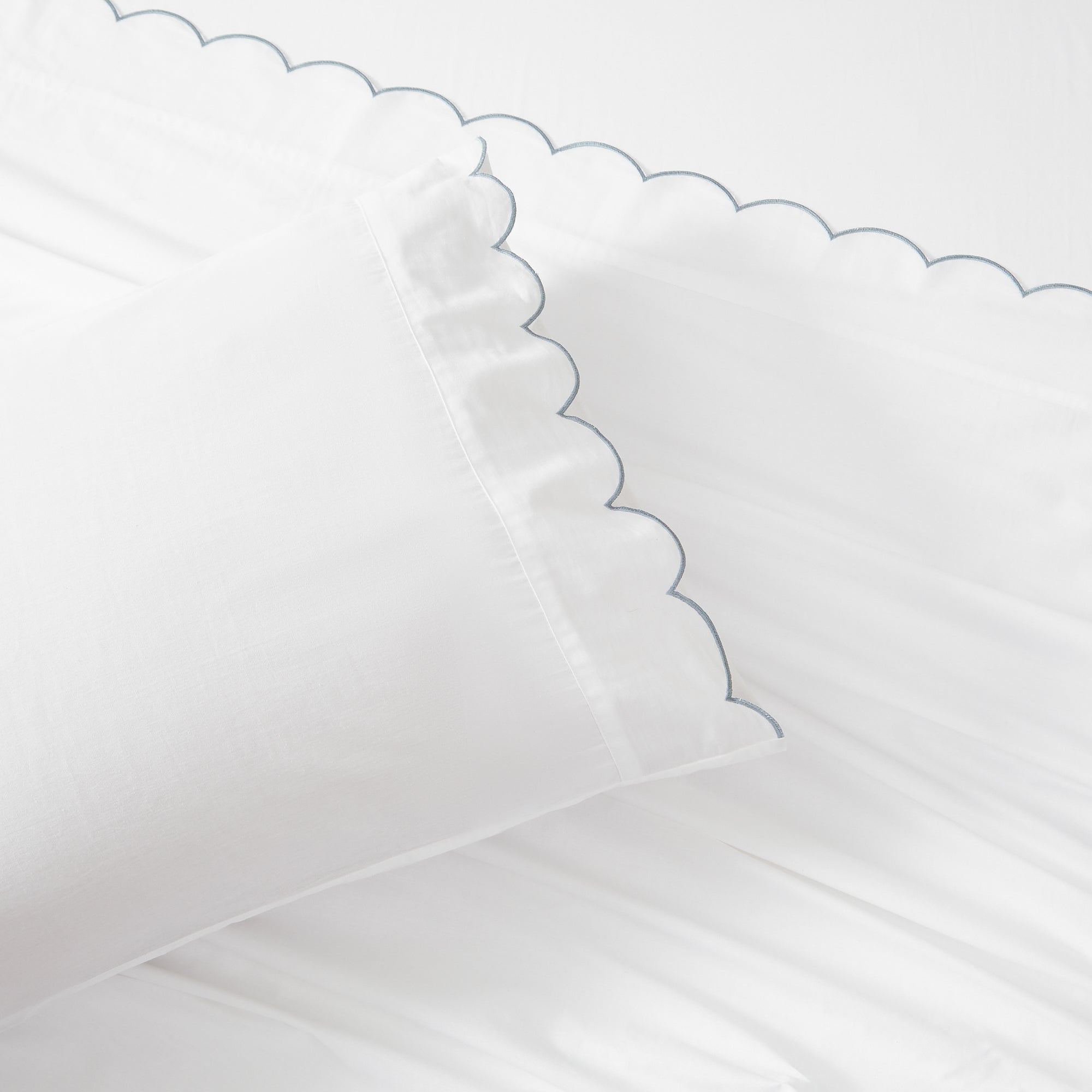 Coastal Chic Scalloped Edge Cotton Sheet Set - Soft & Breathable Bedding for Beach House, Guest Room & Master Bedroom - Perfect for Summer Nights & Coastal Decor