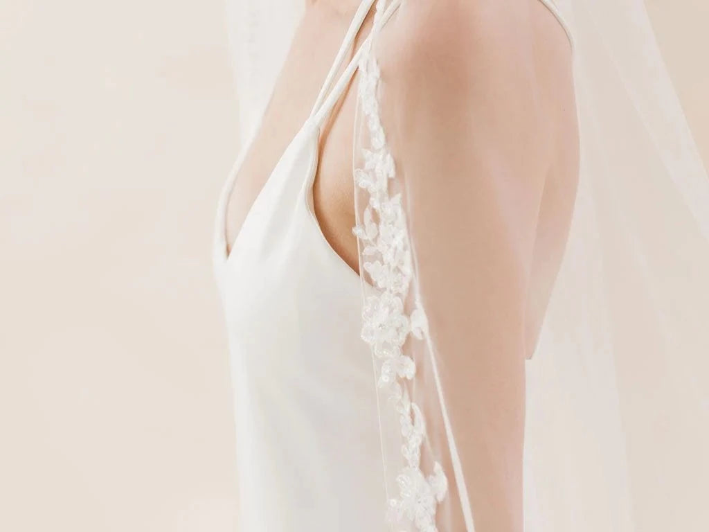 Elegant Lace-Trimmed Rainbow Club Chapel Length Wedding Veil with Rose Design - Perfect for Bridal Ceremonies, Vows & Romantic Photoshoots