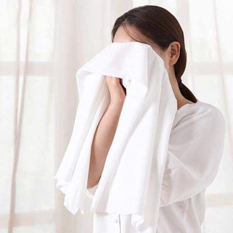 Disposable Non-Woven Face & Body Towels - 18x18 Inch (45x45cm), 70 GSM, Pack of 25 - Hygienic for Hospital, Hotel, Travel, Spa & Beauty Salon | Ideal for Personal Care, Makeup Removal & Sanitizing Surfaces