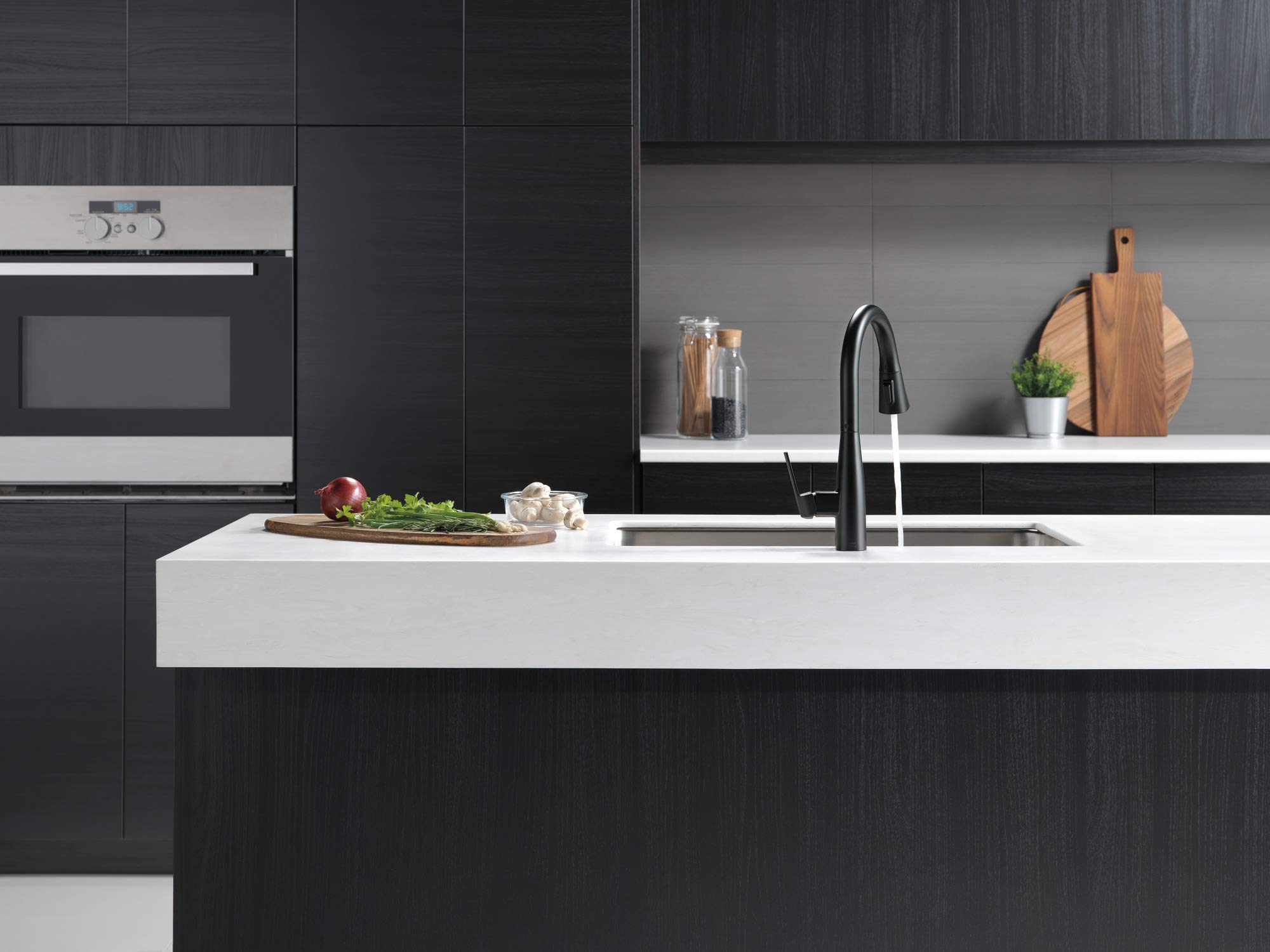 Premium Matte Black Kitchen Faucet with Pull-Down Sprayer - Peerless Xander P7919LF-BL, Single Handle Modern Sink Faucet for Easy Cleaning & Dishwashing - Perfect for Farmhouse, Commercial, and Residential Kitchens