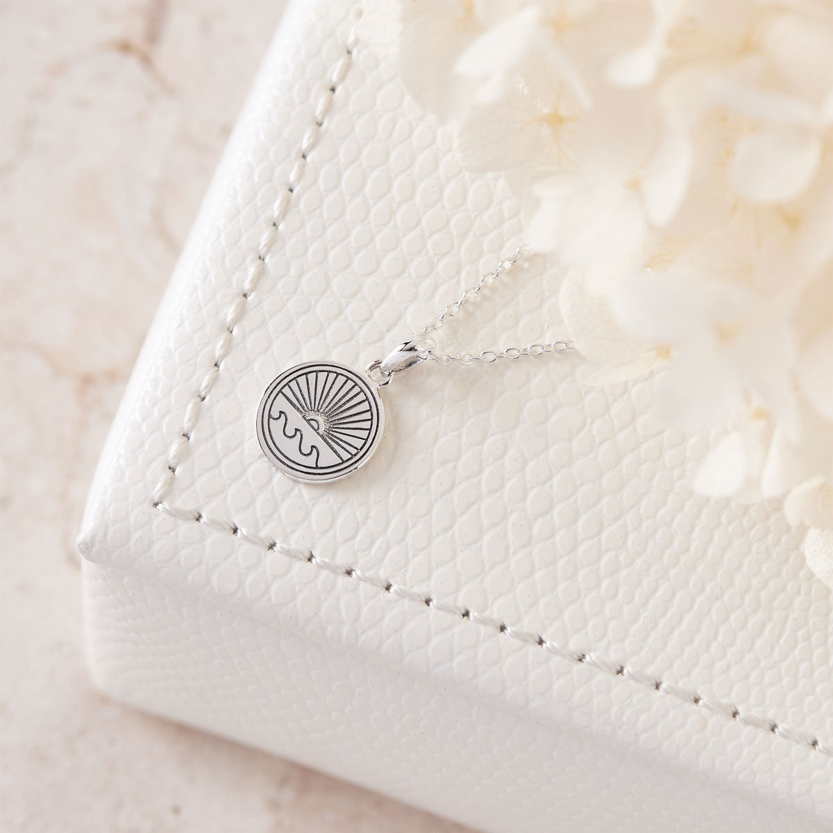 Ocean Horizon Medallion Necklace for Women - Elegant Sea-Inspired Jewelry Gift for Beach Lovers, Birthday & Anniversary - Perfect for Summer Vacations, Beach Weddings & Boho Fashion