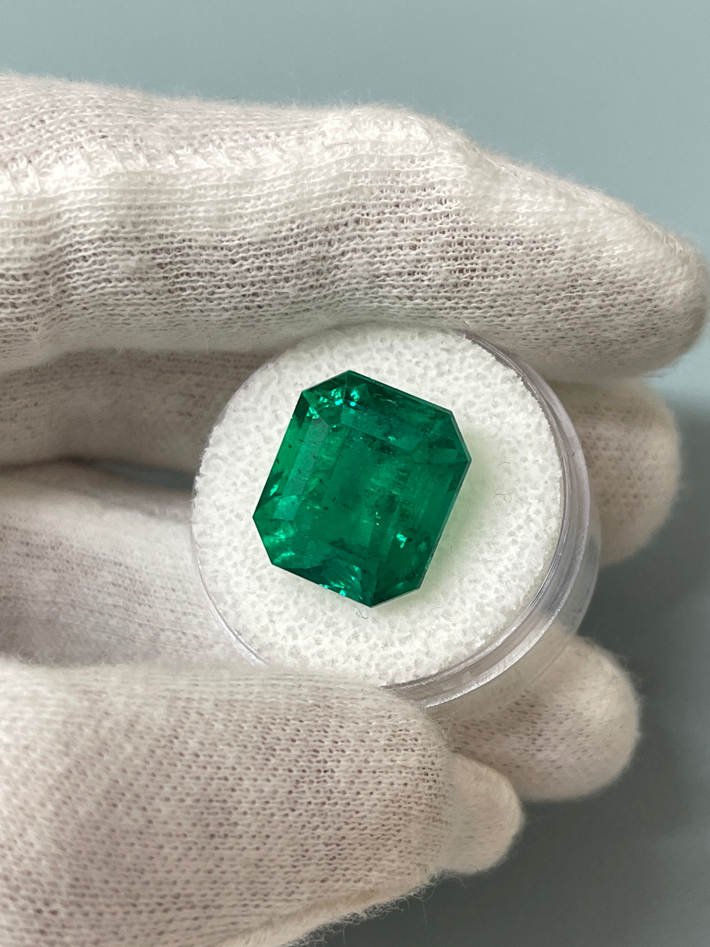 12.81 Carat GRS Certified Minor Oil Vivid Green Colombian Emerald Loose Gemstone for Jewelry Making, Engagement Rings & Luxury Collectibles
