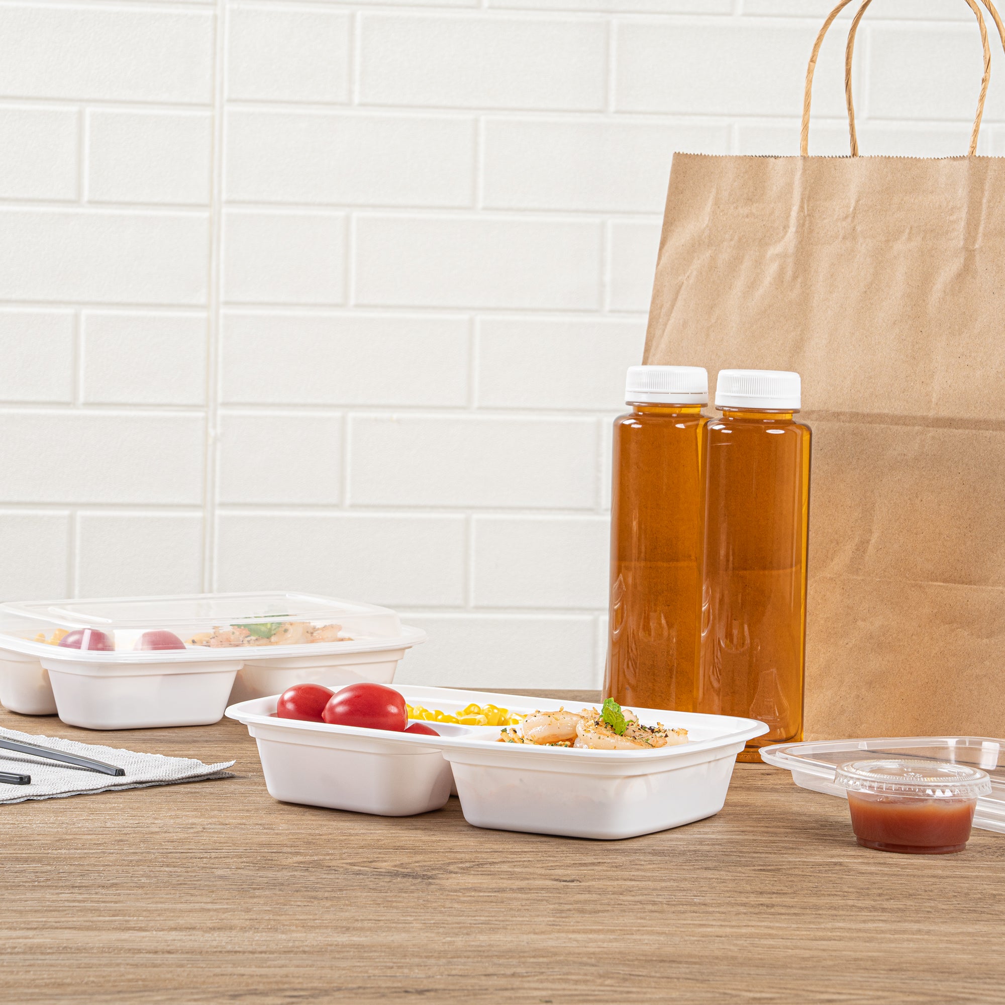 26 oz White Plastic 3-Compartment Meal Prep Containers with Clear Lids - Microwave Safe, BPA Free (8.75