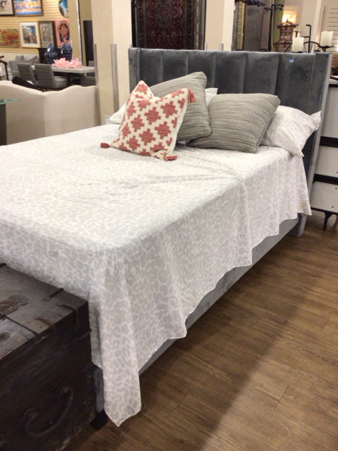 Modern Grey Queen Size Bed Frame - Stylish & Comfortable Bedroom Furniture for Home Decor | Perfect for Master Bedrooms, Guest Rooms & Apartments