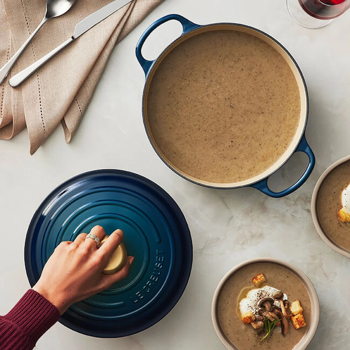 Le Creuset Signature 5.3L Cast Iron Round Dutch Oven - Enameled French Oven for Braising, Baking & Slow Cooking - Agave Blue - Perfect for Soups, Stews & Bread Making