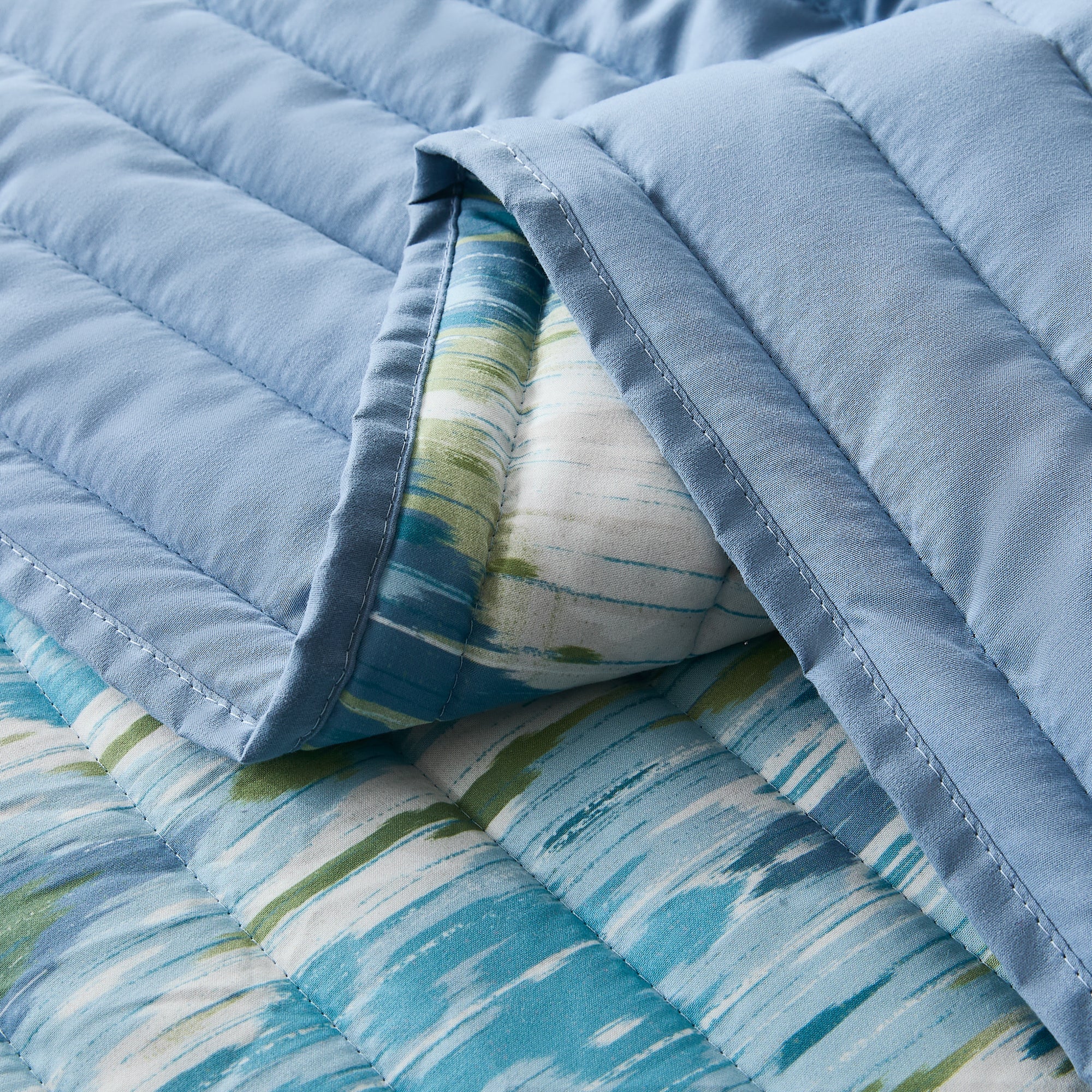 Stylish Ikat Drops Quilt Set - Queen Size Bedding with Matching Pillow Shams - Perfect for Boho Chic Bedroom Decor & Guest Room Makeover