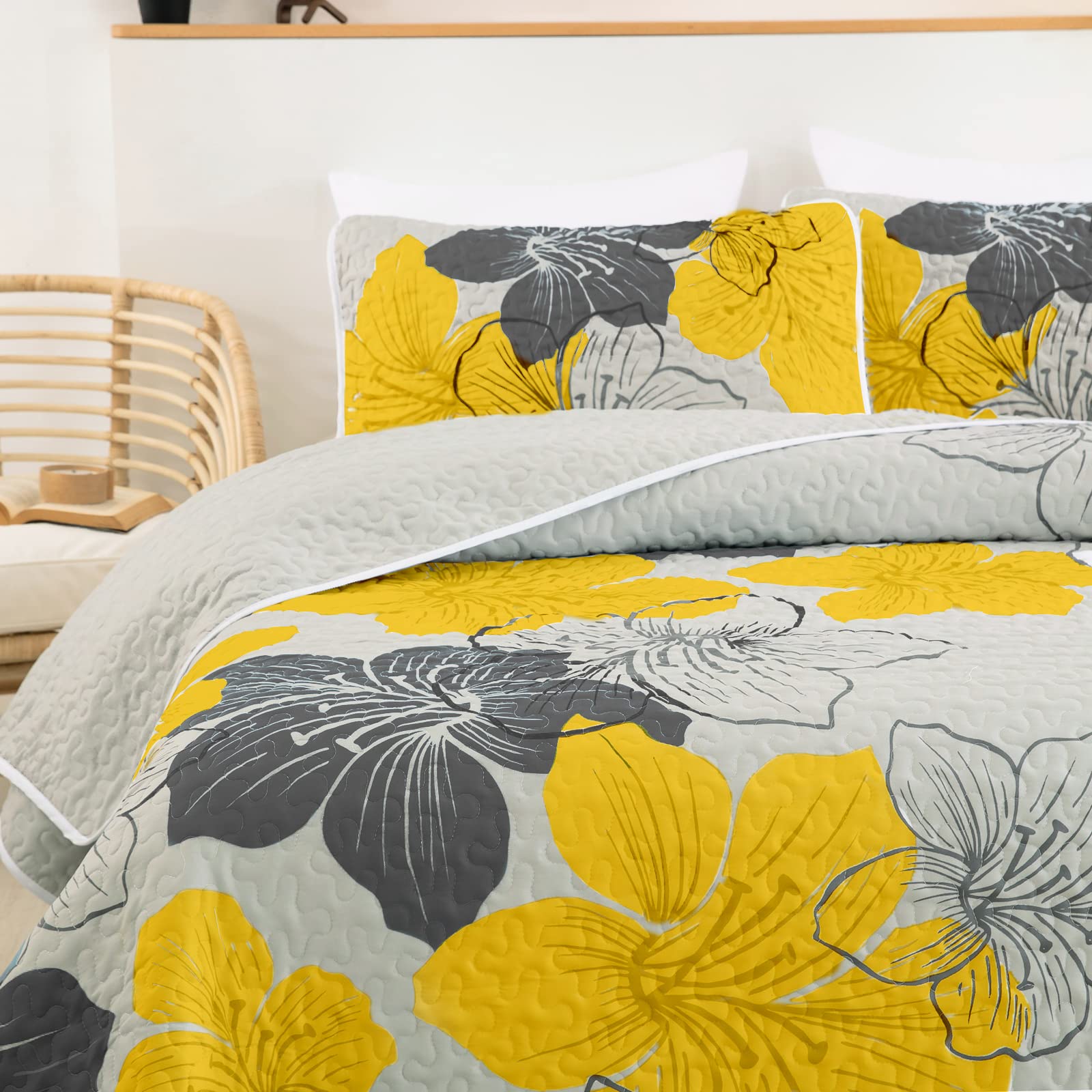 DJY 3-Piece Queen Size Yellow Floral Quilt Set - Elegant Boho Bedspread with 2 Pillow Shams | Soft Lightweight Microfiber Bedding for All Seasons (90