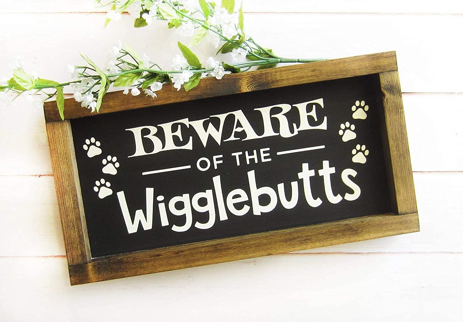 Vintage Sweet Home Decor - Beware of The Wigglebutts Sign | Farmhouse & Rustic Dog Wood Plaque | Small Cute Puppy Sign for Coffee Bar, Christmas & Thanksgiving Gift (Perfect for Pet Lovers & Country Style Homes)