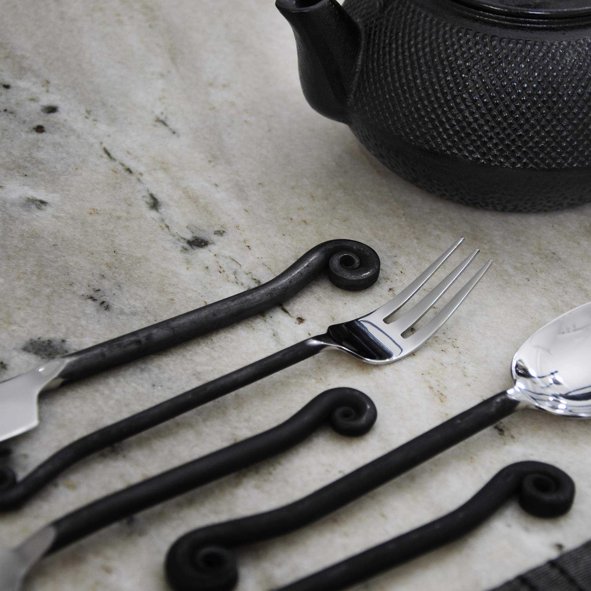 Gourmet Settings 20-Piece Stainless Steel Flatware Set - Treble Clef Collection Black Silverware (Knife, Fork, Spoon) - Dishwasher Safe Kitchen Utensils for Dining, Parties & Everyday Use (34-350)