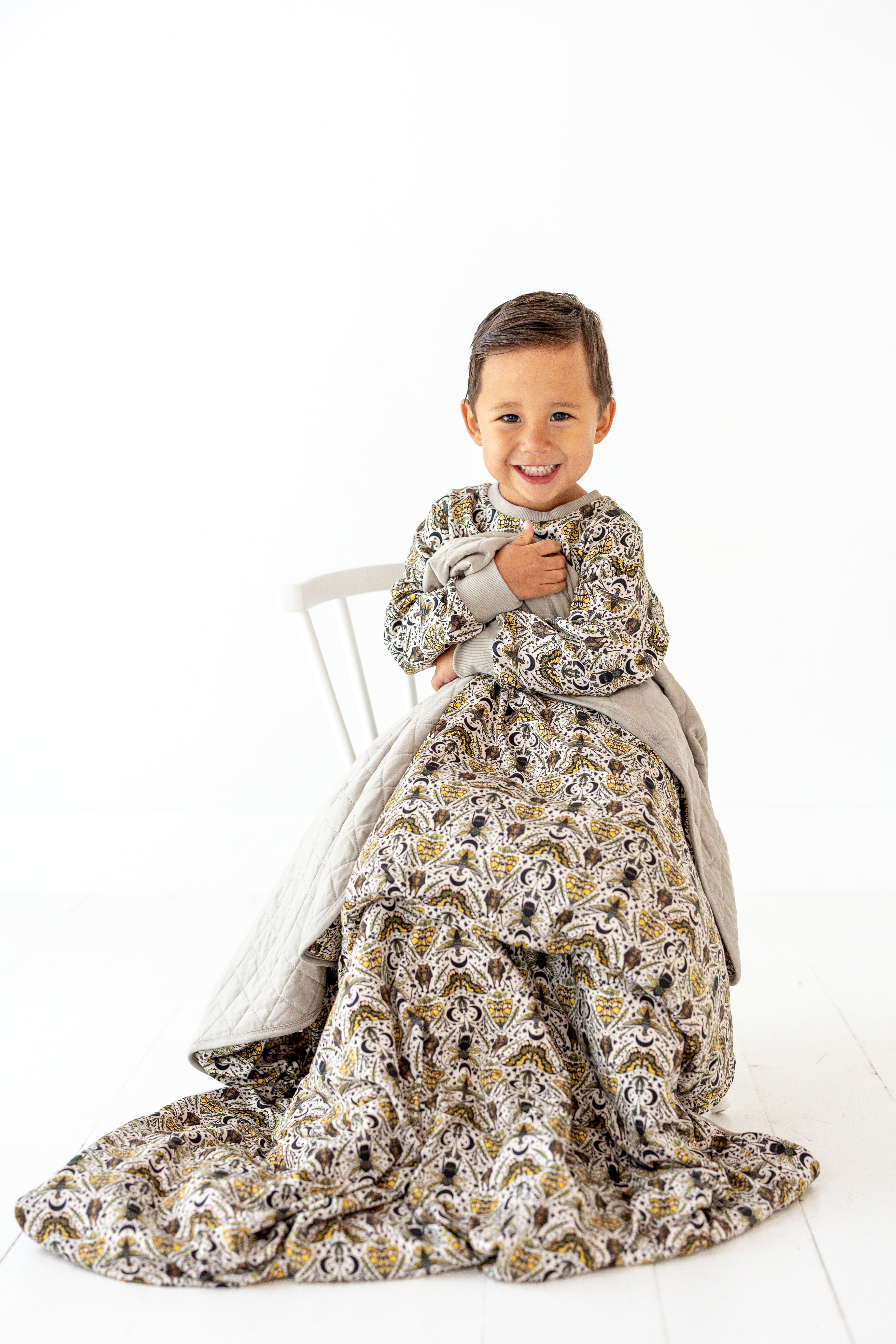 Pollinators Quilted Oversized Blanket - Soft Floral Design Throw for Bed, Couch & Outdoor Picnics - Perfect for Cozy Evenings and Garden Relaxation